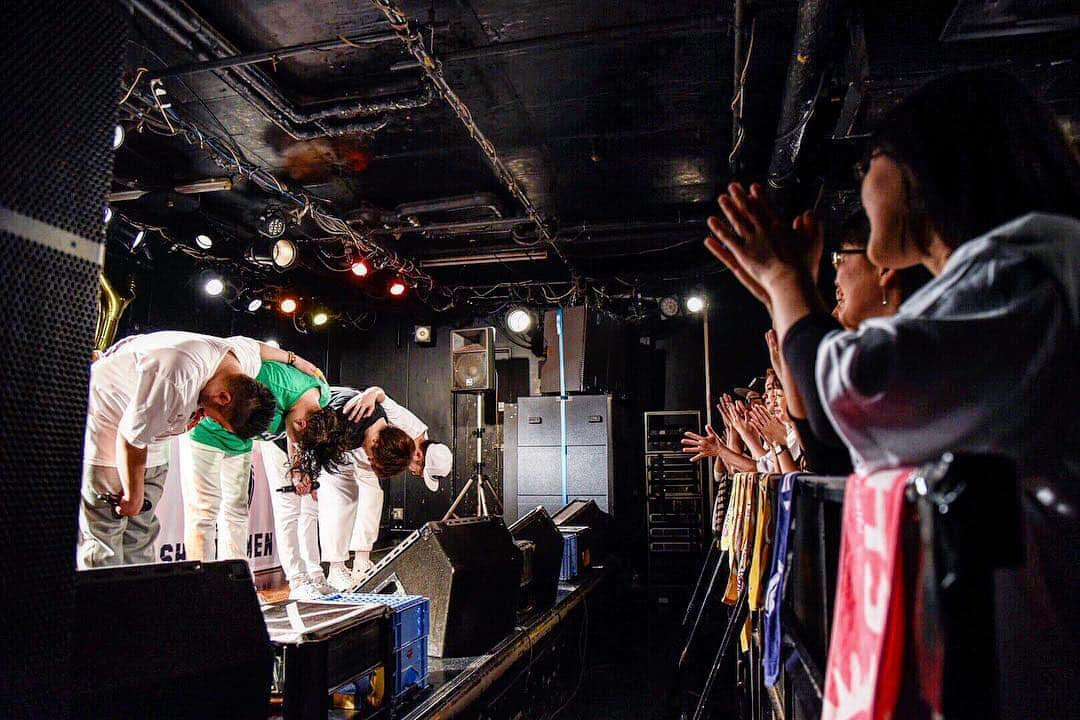 DEppaさんのインスタグラム写真 - (DEppaInstagram)「. 5月2日(木) #浅草花劇場 【シクライブGWスペシャル】 お昼のバラードコレクションも 夜のハッピーコレクションも 両公演ともチケットが完売しました！ 本当に本当にありがとうございます！！！ FC先行、オフィシャル先行の時点で かなりの応募があり、本日の一般発売 開始数分で 完売となりました！めちゃくちゃ嬉しいけど チケットをゲットできなかった人達には 大変申し訳ない！でもね、でもね、 きっと「すぐに会える」であろうライブが 発表になると思います！お楽しみに！！！✨ . さぁ！明日はツアーファイナル『仙台』#darwin お待たせしました東北！泣いても笑っても JOYツアーは明日が最終日です！ どうか、やっと会えた喜びを、 全公演で積み上げてきたJOYを、 みんなで分かち合いましょう！ 全力で楽しんで盛り上がろうね！ 待ってろ仙台ぃぃぃーッ！！！🍀 . #シクラメン #シクラ族 #シクライブ #シクラメンきてる #いいね #仙台 #東北 #シクラツアー2019春joyjoyenjoy楽しまなきゃ損損損 #シクライブGWスペシャル #完売御礼 #music #live #song #love #Insta #follow #Likes #instagood #like4lik #followme #happy #picoftheday #TBS #プロ野球 #SAMURAIBASEBALL #BRANDNEWDAY」4月20日 21時52分 - deppa_shikuramen