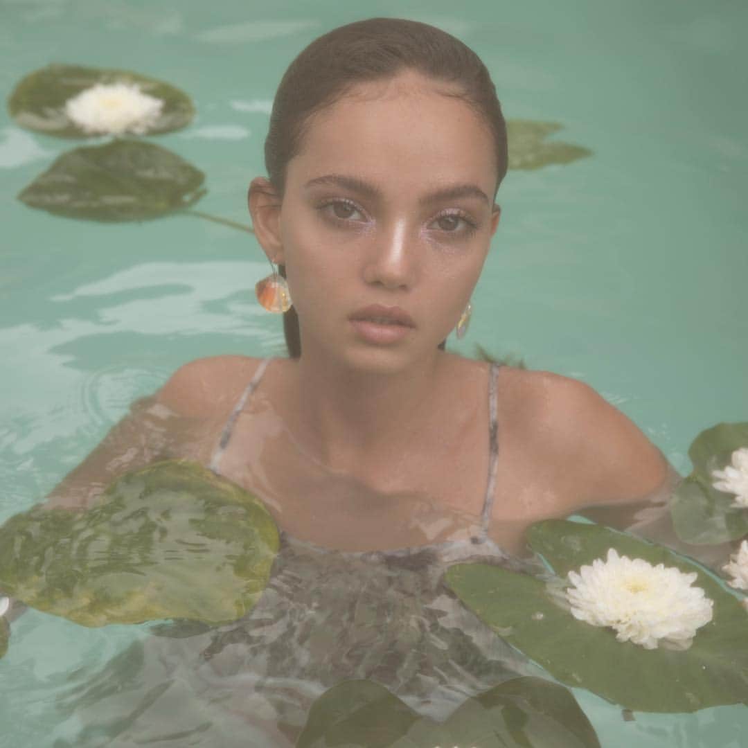 Inka Williamsさんのインスタグラム写真 - (Inka WilliamsInstagram)「I love shooting with @amberlyvalentine and @remygbernhardt , as I love surrounding myself with creative, open minded, driven people. From the hand made lily pads to the earrings and clothing they created the nights before, it was such a mood 💞 @junopchel this goes for you too! my mama goals , you always make me look so good and always NAIL it. 😍🤤」4月20日 21時49分 - inkawilliams