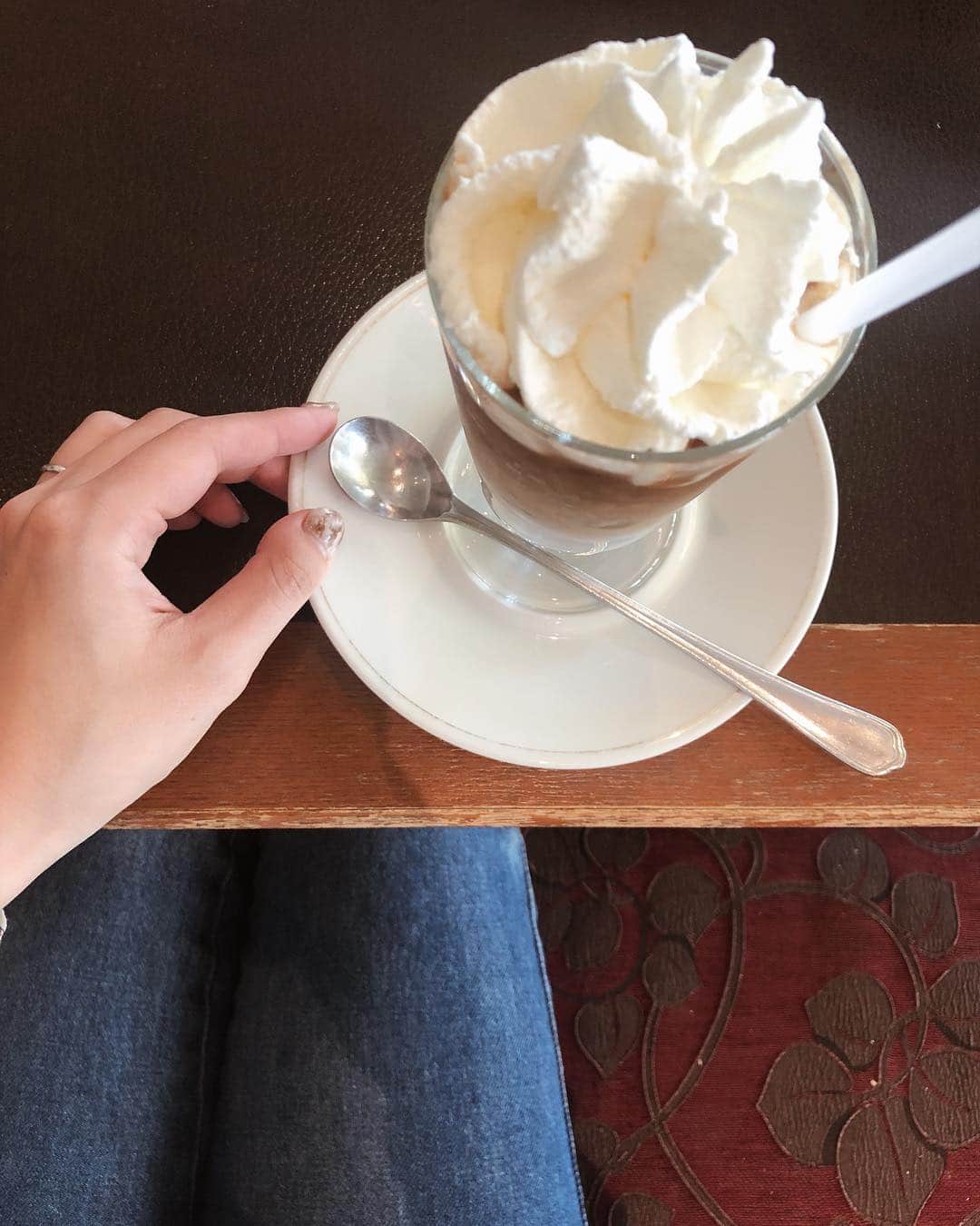 目見田早弥子のインスタグラム：「| ☕️ 後半は遊びたくなって立ったり座ったりしてたけど、 着いた時からご飯中も 私が何も言わなくてもソファーに着席してた娘。 そんなことできなかったのに なんだか成長したなぁ、と少し後ろから見守っていました。 私の話がだいぶわかるようになってきて 一昨日くらいからは ゴミをゴミ箱に捨てることを覚え、 自分のオムツを「ぽいぽーい」と捨ててきてくれます。 娘が寝静まった後今日１日を振り返り 成長した娘に嬉しさと寂しさで胸がきゅんとします。 早くお母さんって呼んでね、 やっぱまだ呼べなくていいよ。 そんな毎日です。」