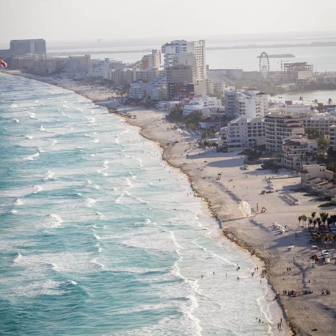 ルフトハンザさんのインスタグラム写真 - (ルフトハンザInstagram)「Overlooking miles of sandy beaches in Cancún. Not far from the beach is the ferris wheel, from which you have a great view over the city – La Gran Rueda de Cancún. #Cancún #Lufthansa #CityOfTheMonth」4月20日 22時00分 - lufthansa