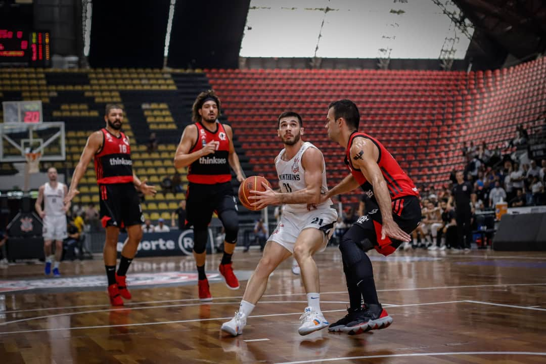 コリンチャンスさんのインスタグラム写真 - (コリンチャンスInstagram)「Hoje tem Timão em quadra!  Às 14h, a bola sobe para @sccorinthians.basquete e Flamengo pelo jogo 3 das quartas de final do @NBB. A Fiel pode assistir o jogo, ao vivo, na Band. ⠀ ⠀ 📸 Beto Miller/Agência Corinthians⠀ ⠀ #VaiCorinthians ⠀」4月20日 22時00分 - corinthians