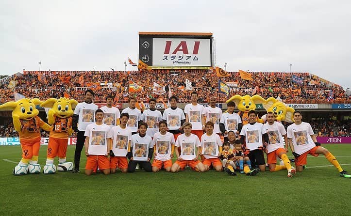 姫野れみのインスタグラム：「エスパルスの愛を感じた嬉しい勝利！ スタジアムに響く石毛コール、石毛Tシャツ、 得点後、ユニフォームを掲げてくれた航也くん こんな素敵なチームに在籍してる夫を誇りに思います ・ そしてたくさんの応援コメント ありがとうございました！！ これから先、落ち込むことがあっても 見返したらすぐに元気になれそう☺︎ ・ 夫には多方面の選手や恩師の方から 毎日励ましの電話がかかってきていて みんながついてるってとっても心強い ・ #清水エスパルス #エスパルス #8 #hanginthereHIDEKI #spulse」