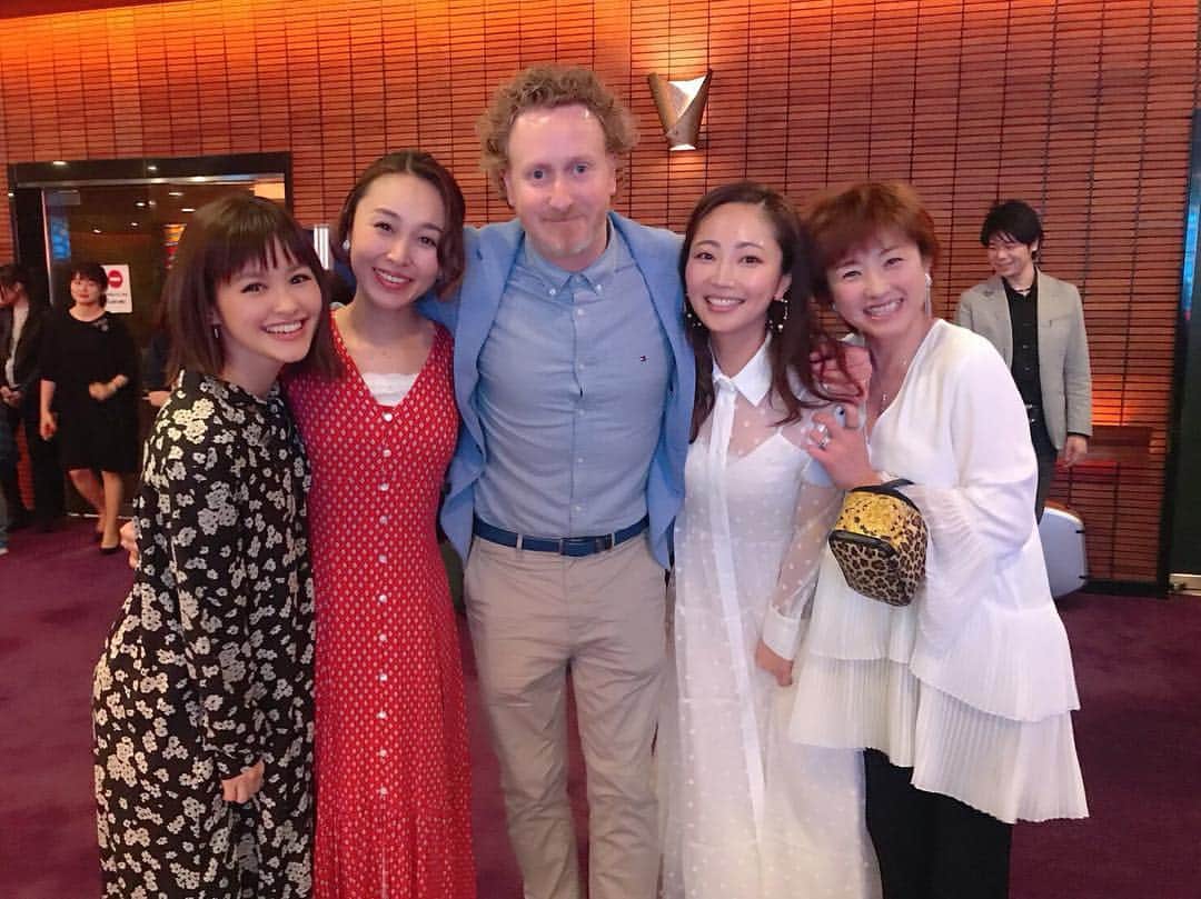 昆夏美のインスタグラム：「. レミゼラブル my本初日が終わりました。 ご観劇ありがとうございました。 9月の大千秋楽まで、 1回1回の公演に全てをかけて。 がんばります。 2019年レミゼラブルを よろしくお願いします♡ . 写真はお世話になった 演出家のクリスとジェームズ。 . 最後になりますが、 皆さんからいただいたコメントや お手紙 全て読ませていただいております。 ありがとうございます🥺✨」
