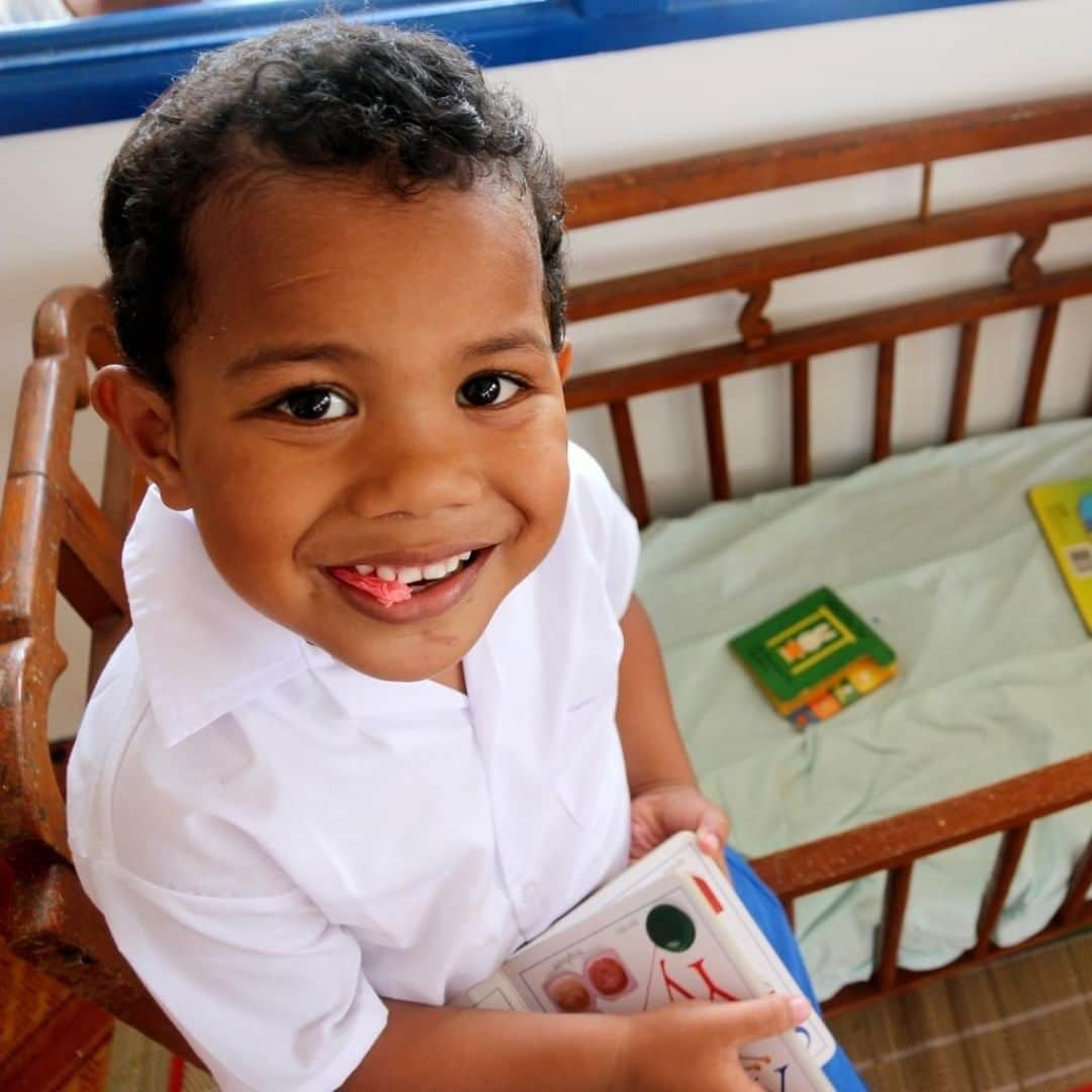 unicefさんのインスタグラム写真 - (unicefInstagram)「What was your favourite childhood book? 📚 This little boy is reading at a UNICEF-supported early learning centre in Fiji. © UNICEF/UN0298088/Donnell  #EarlyMomentsMatter」4月20日 21時55分 - unicef