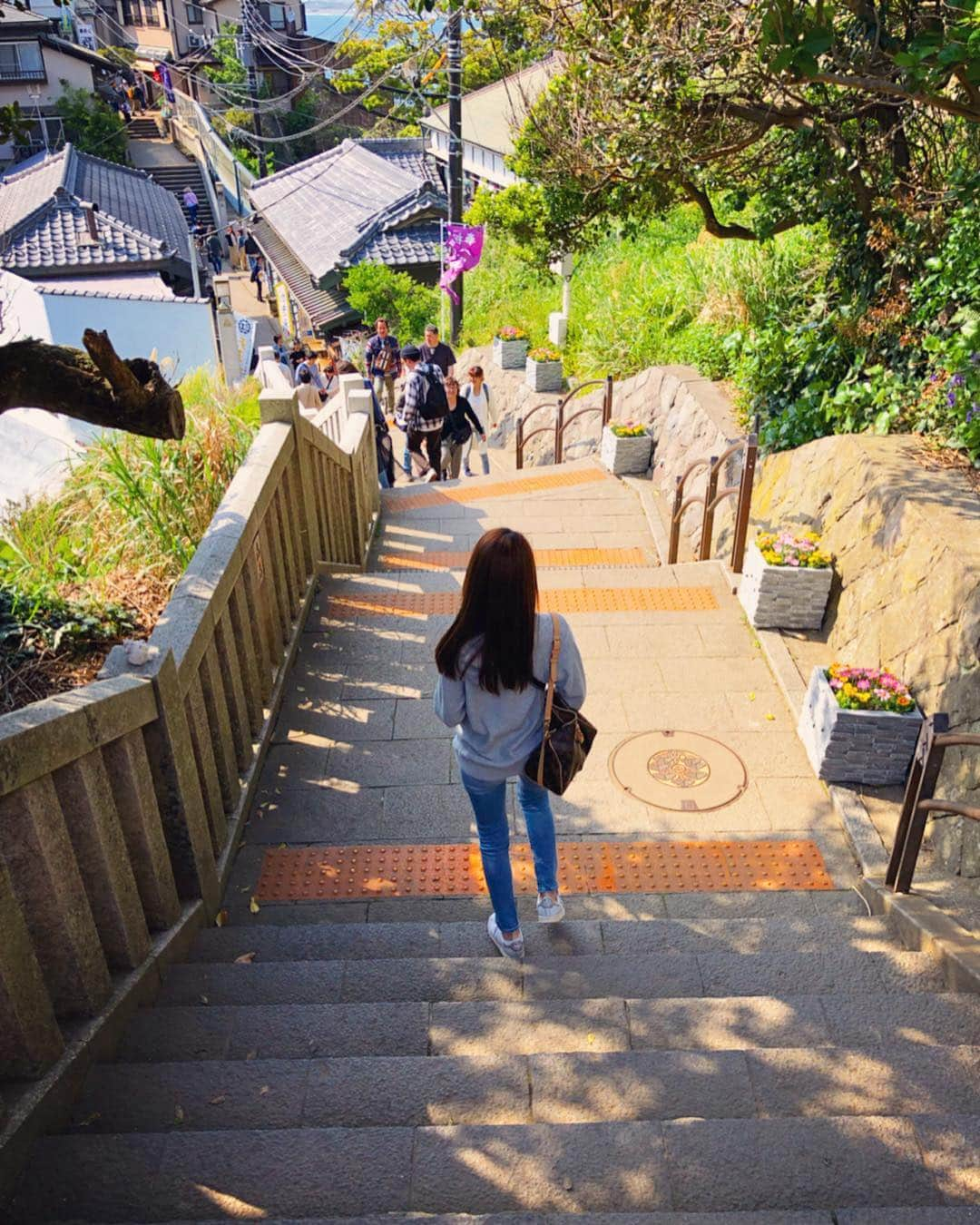 大寺かおりさんのインスタグラム写真 - (大寺かおりInstagram)「数年ぶりの江の島😊☀️🏝⛩ 江の島の頂上まで楽々登れる長ーいエスカレーターは 初めて乗りました！その名もエスカー✨ . 乗っているだけで楽しくなってきます😂 . 頂上に着いたときのワクワク感も！！ 謎に軽くスキップしてますね、私😂 . 江の島、何度来ても良い☺️✨ . #江の島 #神奈川 #鎌倉 #神社 #江の島ビール #エスカー #江ノ島神社 #ファインダー越しの私の世界 #enoshima #japantrip #japanphoto #photography #photo_jpn #photooftheday #beer #sanset #beach #smile」4月20日 21時56分 - kaori_ootera