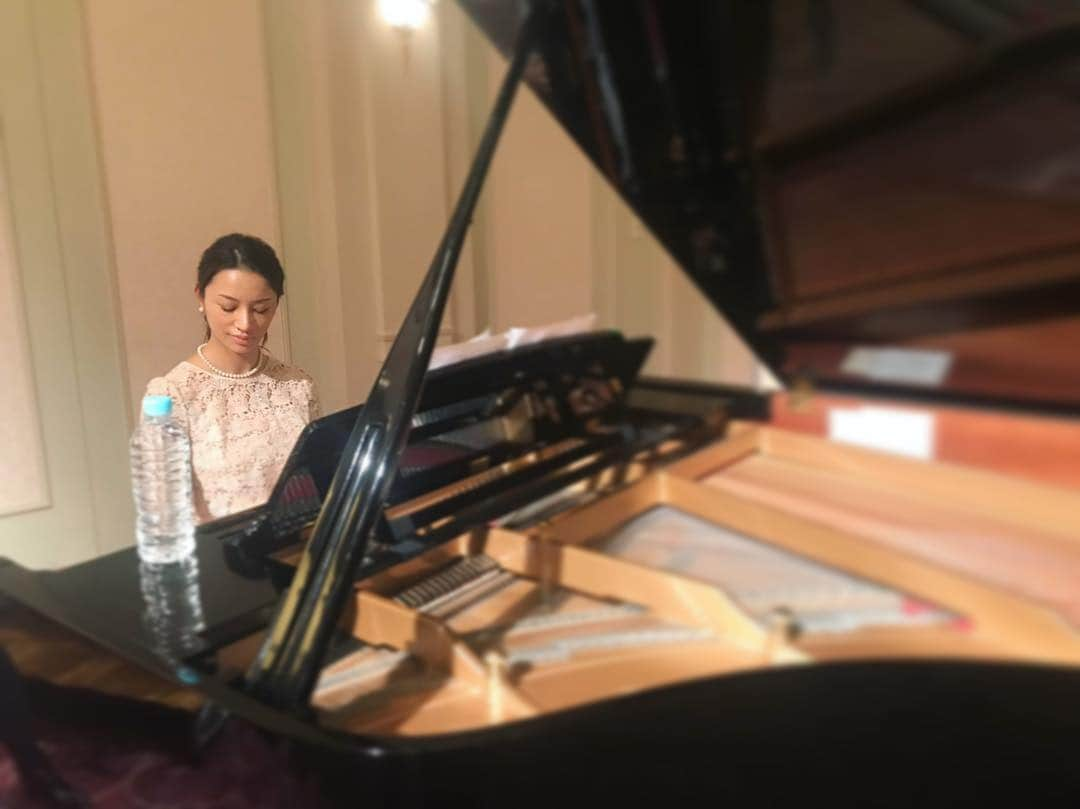 高橋メアリージュンさんのインスタグラム写真 - (高橋メアリージュンInstagram)「Off shot. I practiced the piano.  #ダイイングアイ #dyingeye #東野圭吾」4月20日 22時06分 - maryjuntakahashi