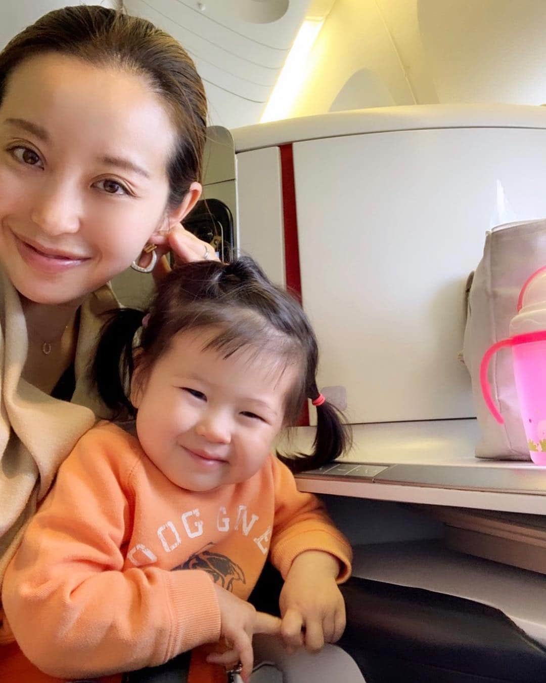 PINKYのインスタグラム：「無事に帰国しました👨‍👩‍👧🌈🇯🇵✨ . ロンドンからのパリ、約3ヶ月の滞在中に皆んな病気や怪我も無く、健康で充実した日々を過ごせたことに感謝しています🙏❤️✨ . 1歳9ヶ月にして既に6カ国、7回目の海外渡航を経験したポコちゃん👧🏻✈️🌟 . 今回の滞在でも、心も身体もスクスクと成長してくれて嬉しい限りです🙏❤️✨ . 長くなるので続きはblogに書きますね📝💫 ・・・ ・・・ #love #happy #family #babygirl #１歳９ヶ月 #momlife #mamalife #NewBlogPost  #AirFrance #Paris #charlesdegaulle #赤ちゃん連れ飛行機 #赤ちゃん連れ長距離フライト」