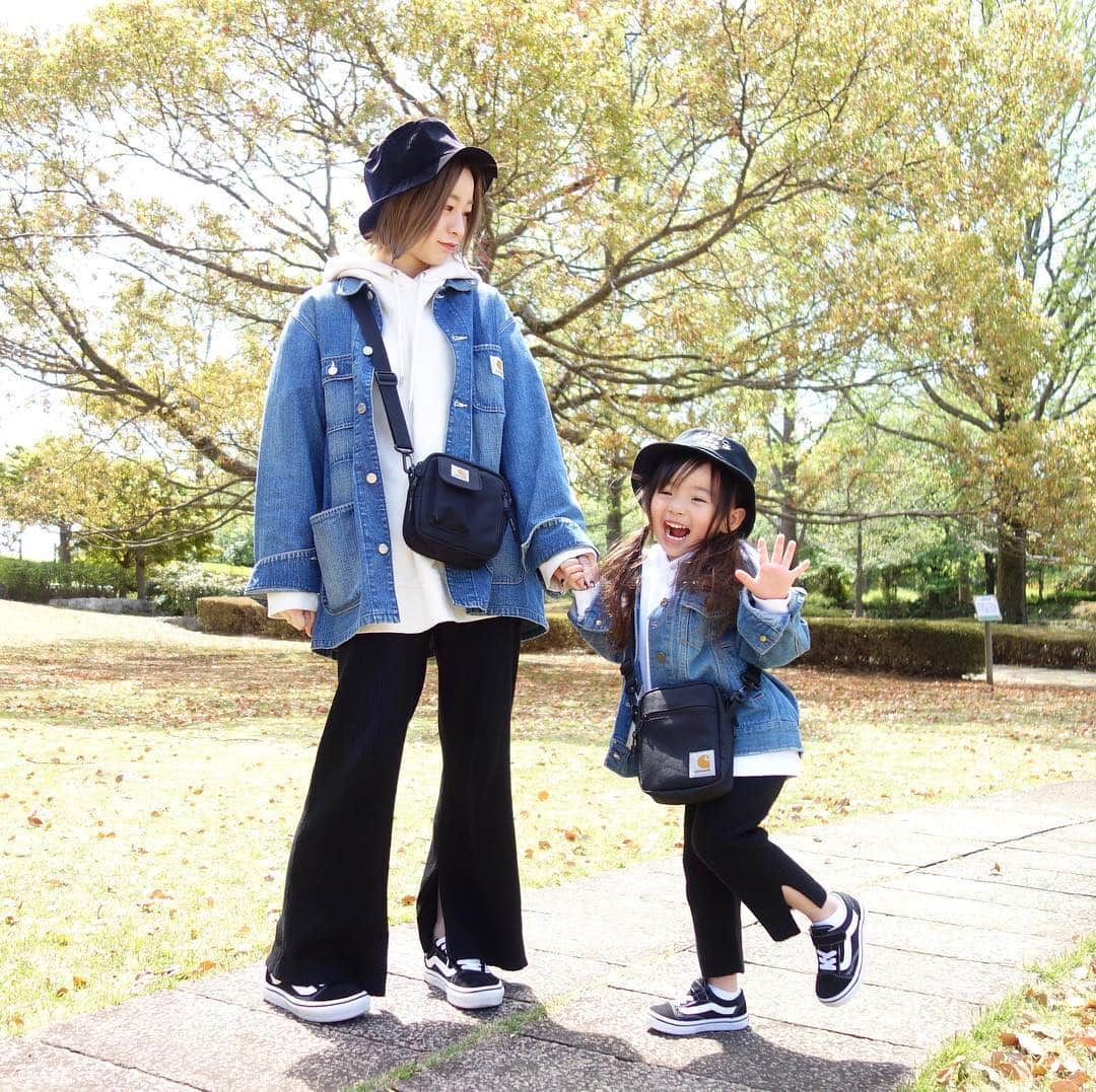 Saraさんのインスタグラム写真 - (SaraInstagram)「. coordinate♡ . 久しぶりに 親子でおそろい❤️✌️ . 👧🏻: 95cm jacket ▶︎ #branshes  pants ▶︎ #petitmain  shoes ▶︎ #vans  bag ▶︎ #carhartt . . 👩🏼: 158cm hat ▶︎ #champion #beautyandyouth  coverall ▶︎ #carhartt  parka ▶︎ #jeanasis  pants ▶︎ #jeanasis  shoes ▶︎ #vans  bag ▶︎ #carhartt . . #ootd #kids #kids_japan #kids_japan_ootd #kjp_ootd #kidsfahion #kidscode #kidsootd #kidswear #キッズコーデ #キッズファッション #インスタキッズ #親子コーデ #親子リンクコーデ #バケットハット #カバーオールジャケット #カーハート #楽天roomに載せてます」4月20日 22時07分 - sarasara718