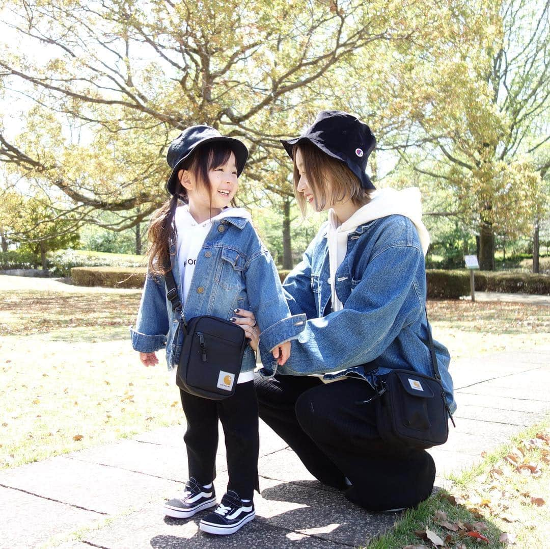 Saraさんのインスタグラム写真 - (SaraInstagram)「. coordinate♡ . 久しぶりに 親子でおそろい❤️✌️ . 👧🏻: 95cm jacket ▶︎ #branshes  pants ▶︎ #petitmain  shoes ▶︎ #vans  bag ▶︎ #carhartt . . 👩🏼: 158cm hat ▶︎ #champion #beautyandyouth  coverall ▶︎ #carhartt  parka ▶︎ #jeanasis  pants ▶︎ #jeanasis  shoes ▶︎ #vans  bag ▶︎ #carhartt . . #ootd #kids #kids_japan #kids_japan_ootd #kjp_ootd #kidsfahion #kidscode #kidsootd #kidswear #キッズコーデ #キッズファッション #インスタキッズ #親子コーデ #親子リンクコーデ #バケットハット #カバーオールジャケット #カーハート #楽天roomに載せてます」4月20日 22時07分 - sarasara718