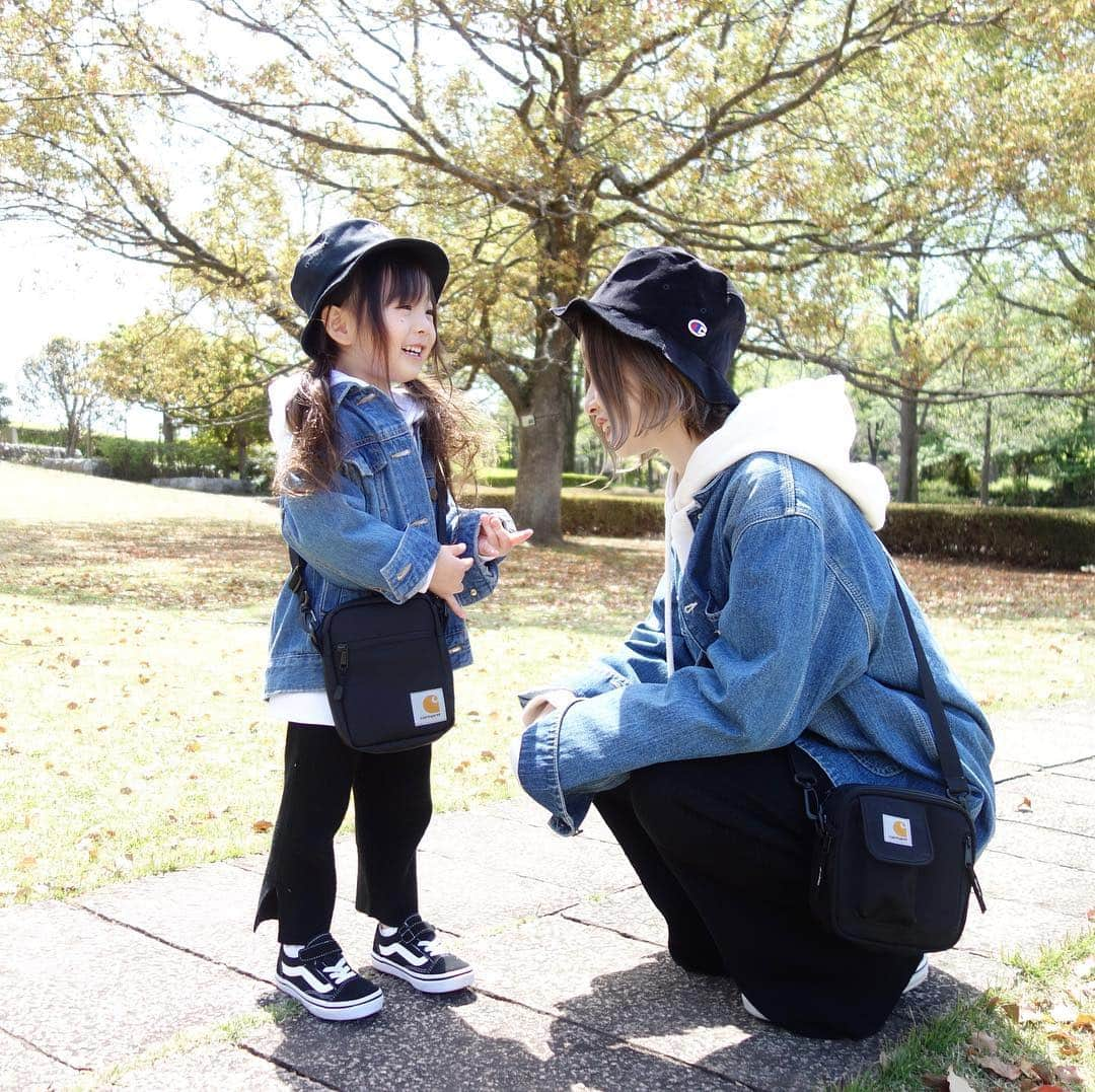 Saraさんのインスタグラム写真 - (SaraInstagram)「. coordinate♡ . 久しぶりに 親子でおそろい❤️✌️ . 👧🏻: 95cm jacket ▶︎ #branshes  pants ▶︎ #petitmain  shoes ▶︎ #vans  bag ▶︎ #carhartt . . 👩🏼: 158cm hat ▶︎ #champion #beautyandyouth  coverall ▶︎ #carhartt  parka ▶︎ #jeanasis  pants ▶︎ #jeanasis  shoes ▶︎ #vans  bag ▶︎ #carhartt . . #ootd #kids #kids_japan #kids_japan_ootd #kjp_ootd #kidsfahion #kidscode #kidsootd #kidswear #キッズコーデ #キッズファッション #インスタキッズ #親子コーデ #親子リンクコーデ #バケットハット #カバーオールジャケット #カーハート #楽天roomに載せてます」4月20日 22時07分 - sarasara718