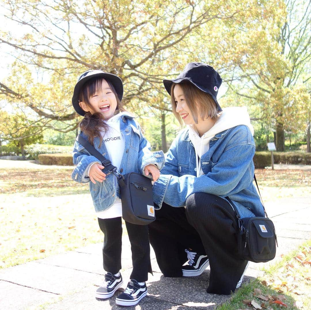 Saraさんのインスタグラム写真 - (SaraInstagram)「. coordinate♡ . 久しぶりに 親子でおそろい❤️✌️ . 👧🏻: 95cm jacket ▶︎ #branshes  pants ▶︎ #petitmain  shoes ▶︎ #vans  bag ▶︎ #carhartt . . 👩🏼: 158cm hat ▶︎ #champion #beautyandyouth  coverall ▶︎ #carhartt  parka ▶︎ #jeanasis  pants ▶︎ #jeanasis  shoes ▶︎ #vans  bag ▶︎ #carhartt . . #ootd #kids #kids_japan #kids_japan_ootd #kjp_ootd #kidsfahion #kidscode #kidsootd #kidswear #キッズコーデ #キッズファッション #インスタキッズ #親子コーデ #親子リンクコーデ #バケットハット #カバーオールジャケット #カーハート #楽天roomに載せてます」4月20日 22時07分 - sarasara718