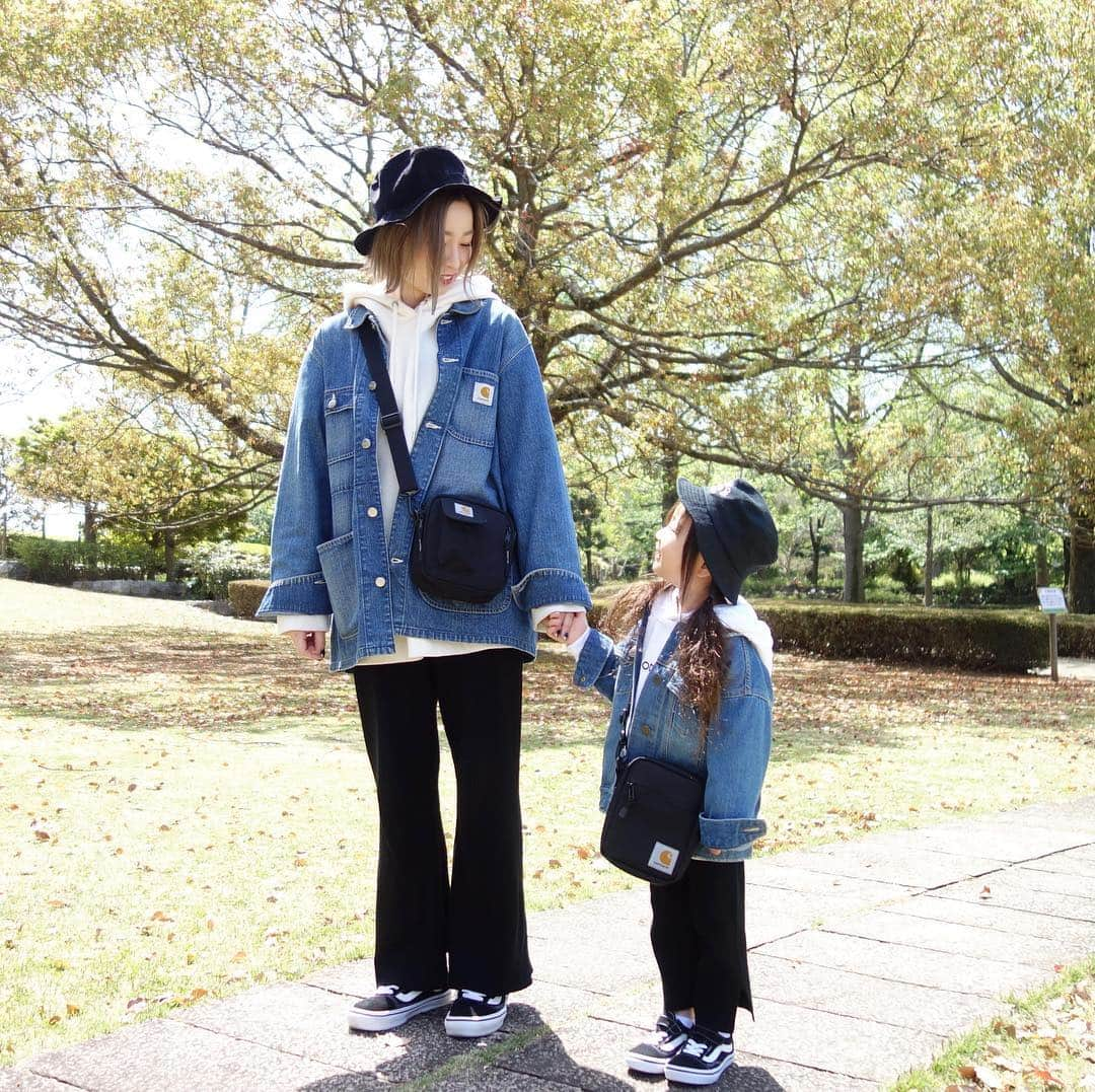 Saraさんのインスタグラム写真 - (SaraInstagram)「. coordinate♡ . 久しぶりに 親子でおそろい❤️✌️ . 👧🏻: 95cm jacket ▶︎ #branshes  pants ▶︎ #petitmain  shoes ▶︎ #vans  bag ▶︎ #carhartt . . 👩🏼: 158cm hat ▶︎ #champion #beautyandyouth  coverall ▶︎ #carhartt  parka ▶︎ #jeanasis  pants ▶︎ #jeanasis  shoes ▶︎ #vans  bag ▶︎ #carhartt . . #ootd #kids #kids_japan #kids_japan_ootd #kjp_ootd #kidsfahion #kidscode #kidsootd #kidswear #キッズコーデ #キッズファッション #インスタキッズ #親子コーデ #親子リンクコーデ #バケットハット #カバーオールジャケット #カーハート #楽天roomに載せてます」4月20日 22時07分 - sarasara718