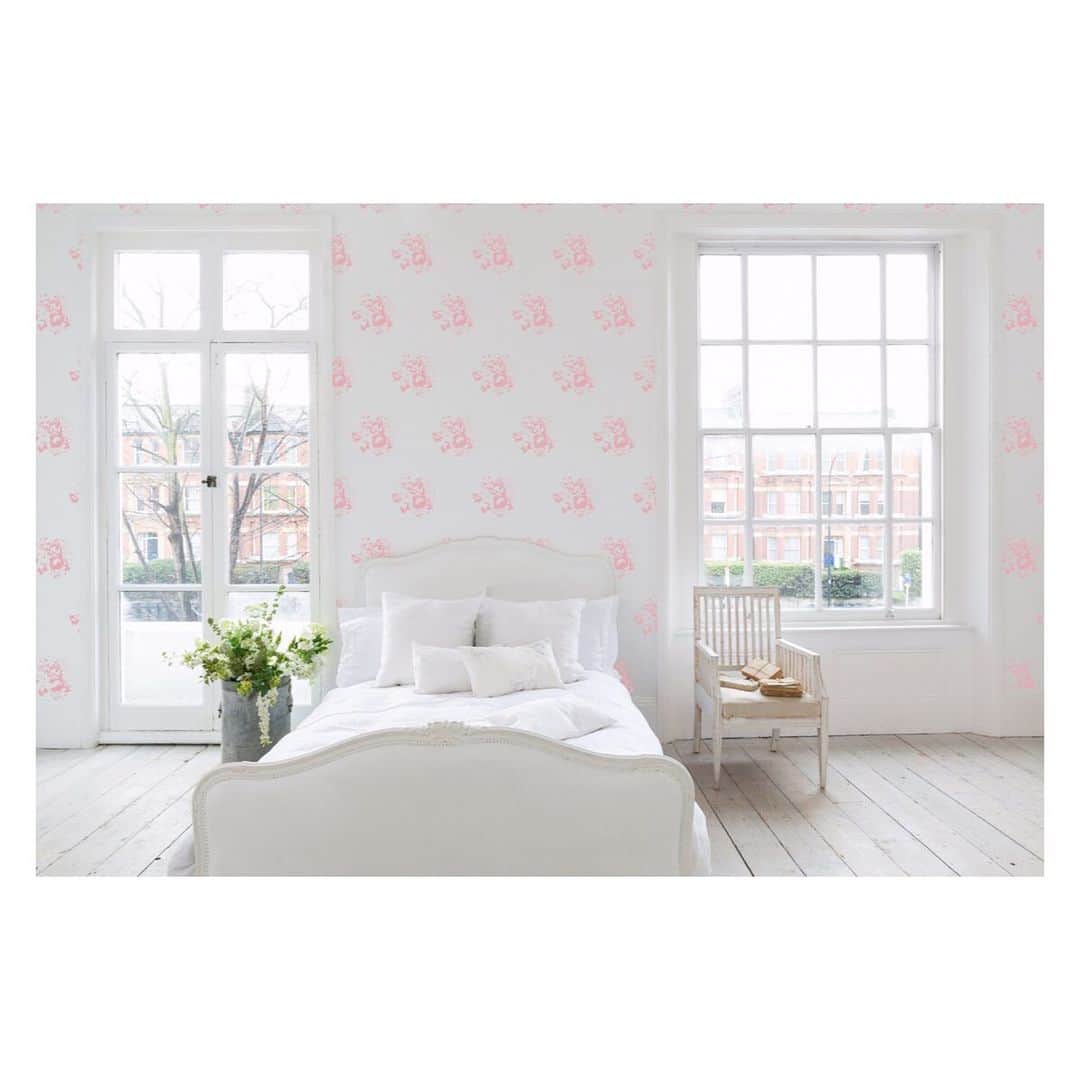 キャベジズ&ローゼズのインスタグラム：「We have listened to our C&R customers and brought back the Pink Hatley Wallpaper just in time for spring renewals 💕🌸 Shop cabbagesandroses.com to order a roll for your next project #interiordesign #wallpapers #printedintheuk #madeinlancashire #interiordecorating #bedroomdesigns #pinkfloralwallpaper #classicaesthetic #cabbagesandroses #cabbagesandroseslifestyle @christina_strutt @cabbagesandroses_shop」