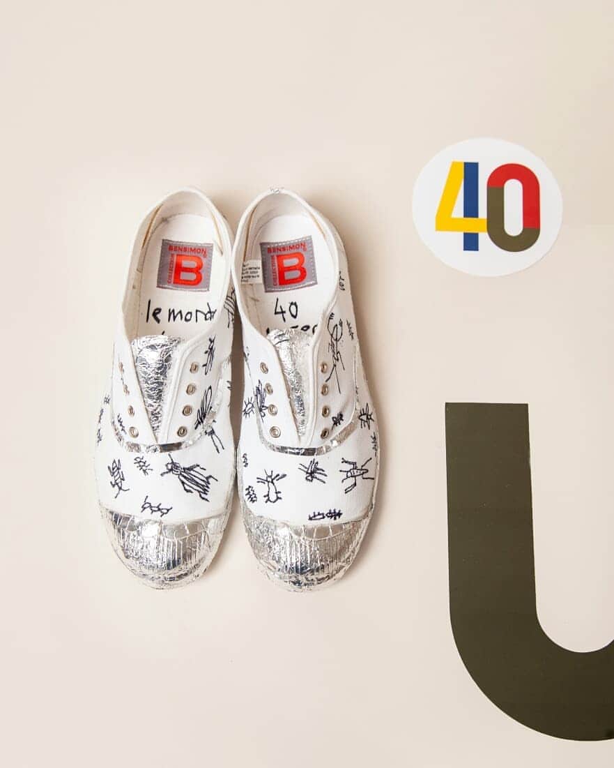 ベンシモンのインスタグラム：「- Sous des ciels heureux - Bensimon by Charlotte Maupeou Les iconiques tennis blanches parcourent le monde depuis 40 ans. Cette réinterprétation est un clin d'oeil à Jane Fonda et Niki de Saint Phalle qui portaient des combinaisons workwear argentées comme Serge Bensimon les aime. C'est aussi une manière de traverser 40 nouvelles années à regarder les abeilles voler dans le ciel, à regarder les fourmis dans l'herbe, et à penser à la poésie de ce monde qu'il faut protéger. 🇬🇧 The iconic white tennis shoes have been travelling the world for 40 years. This reinterpretation is a nod to Jane Fonda and Niki of Saint Phalle who wore silver Workwear suits as Serge Bensimon likes them. It's also a way to go through 40 new years watching the bees fly in the heaven, watching ants in the grass, and thinking about the poetry of this world that needs to be protected. #bensimon40 #bensimonanniversary」