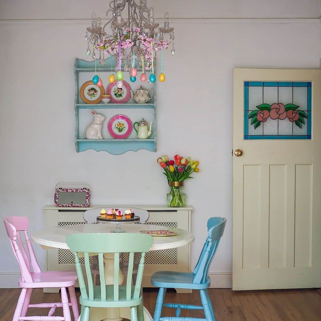 ローラアシュレイのインスタグラム：「Hey, it’s @all.thats.pretty again. What can I say, I like to decorate (any excuse) 🤣! Yes that’s eggs hanging from a chandelier & yes my husband rolled his eyes 🤷🏼‍♀️🤣! I’m hoping those cupcakes will make it through this evening for our Easter party tomorrow, as I’ve quite the sweet tooth! See you later 👋🏻」