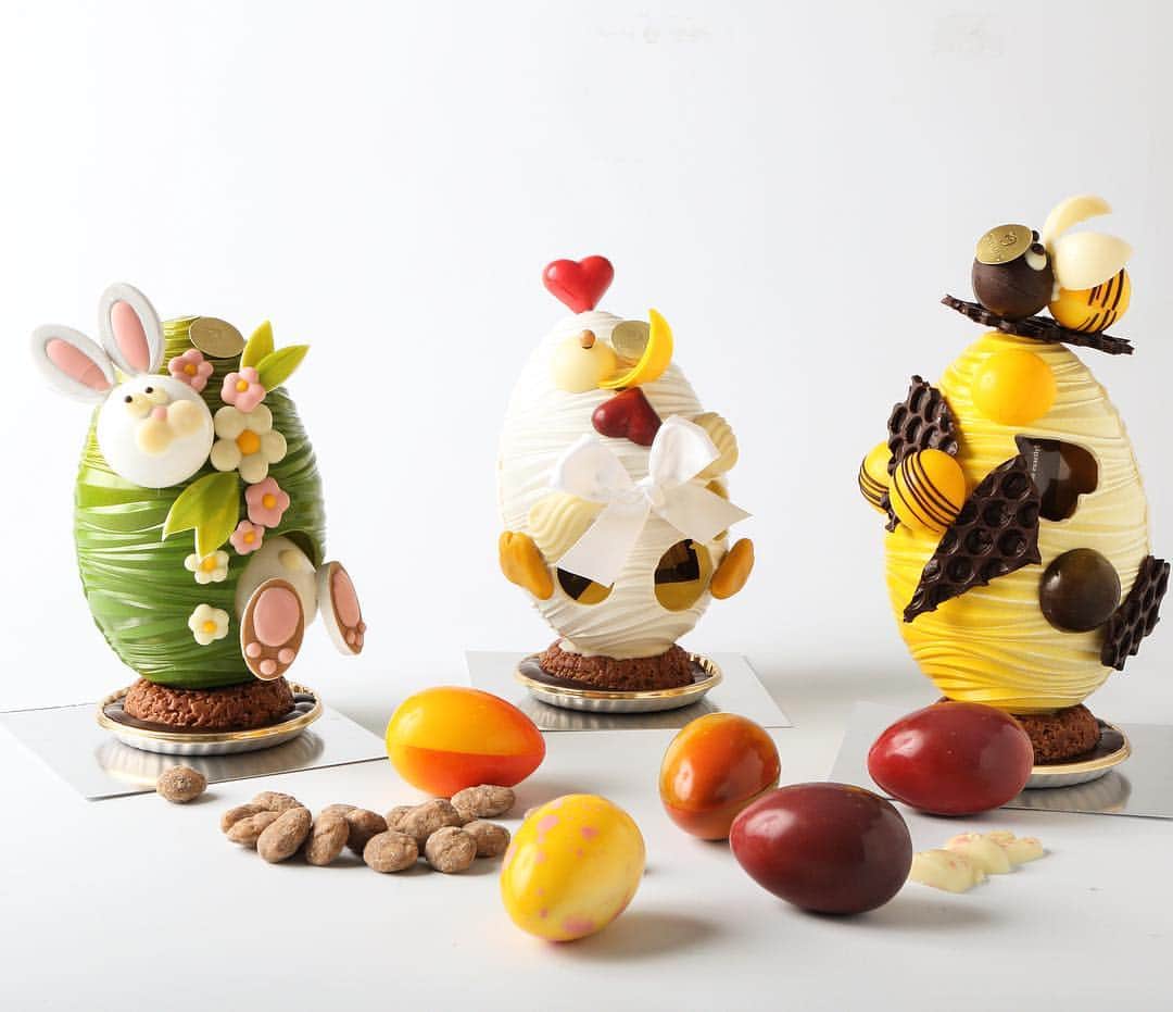 eguchikazuakiのインスタグラム：「明日はイースターですね🐣🐣 にわとりやウサギさんや蜂ブンブン🐝のチョコレートとカラフルな卵型チョコレートをつくりましたよ❗️日比谷とヒカリエだけにあります🐰 新しいパフェも登場予定、お楽しみに👋🏻 ・ ここ数日なかなか忙しく休めなかったのですが、最近スタッフとの時間も無理くり増やす事が出来てきました😊時間の大切さを感じつつ、年々スタッフが増えていく中でいかにデリーモのテンションを部下に伝えるか❗️感じてもらう、お菓子つくり以上に大切な事、メリハリと組織力をしっかり伝えていかなければと感じます🎈 仕事なんかできなくてもいいから素直で人を喜ばす魅力を一緒に感じれるスタッフと私は一緒に働きたい。 ・ もうすぐスイーツテーブルもあるし、お客様と話をするのが楽しみです🍫初めての方もリピートしてくださる方も、皆さんと一日素敵な時間を過ごさせてください😋 ・ 最高に楽しいとろけるようなキャラメルタイムを用意します👋🏻 ・ #delimmo #デリーモ #イースター #チョコレート #easter #easteregg #イースターパーティー #パティシエ #ショコラティエ #eguchikazuaki #江口和明 #朝活 #新しいイメージ #店やりたい #夢を語る #時間を過ごす #想像や思いつきを形に変える #クリエイティヴ #チョコレートスイーツ #スイーツテーブル #キャラメル #新しい世界 #スタッフ #思いを伝える」
