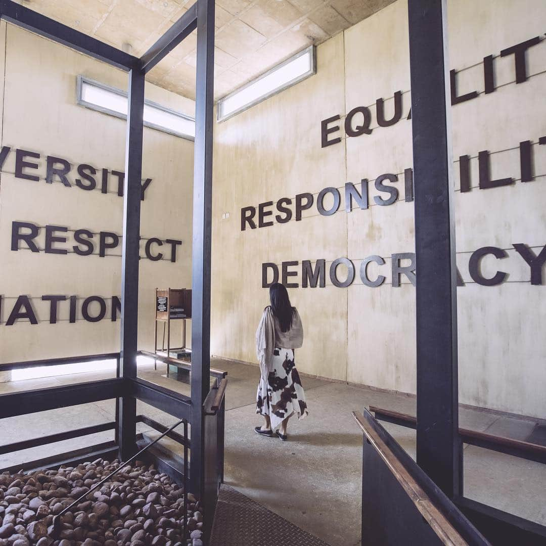 アンドレア・ボチェッリさんのインスタグラム写真 - (アンドレア・ボチェッリInstagram)「. My little girl behind those bars: of course, this was so we could reflect together, so that she could learn about the history and strive to ensure that such events would never happen again in the future. However, that moment stirred very strong emotions in me.... As well as the desire to set certain considerations down in black and white.  Racism is the perfect representation of the obtuseness of evil, of the “fearsome word-and-thought-defying banality of evil”, to say it in the words of Hannah Arendt. A crime, a tragic and grotesque misunderstanding built on variations in pigmentation, a clamorous scientific falsehood.  In this wonderful country that is hosting us, a few hours from the Christian holiday that celebrates the Resurrection, we can feel the memory of the recent past, made up of barriers and oppression. At the same time, we can feel the regenerating lesson of the unarmed and powerful words (democracy, respect and reconciliation) which were able to transform that past, thus neutralizing one of the biggest wounds and disgraces of the 20th century.  In the fresh air of South Africa, we can feel the strength of goodness in the living testimony of a wonderful dreamer who embodied those words, turning them into pick locks, into open windows, into a dove of peace.  In his country, Nelson Mandela is a presence that is even more alive and palpable. He is a companion on the road, a brother, the inspiration behind that love revolution that gave a peaceful present and future to a great diverse community.  Our hope (and our personal commitment) is that each person of goodwill will take on a fragment of the weight of those explosive words, according to their own strengths, grasping “Madiba’s” lesson and the core values he taught by way of example, in the heroic beauty and the poetry of his life.  This is a purpose that we strongly embrace, a project that warms us and fills us with enthusiasm: to live poetically, always. And here is an example of the strength and the wisdom of words. “Poetry” comes from the ancient Greek poiein and it is no coincidence that it means to make, to create, to generate.  Andrea Bocelli」4月20日 22時26分 - andreabocelliofficial