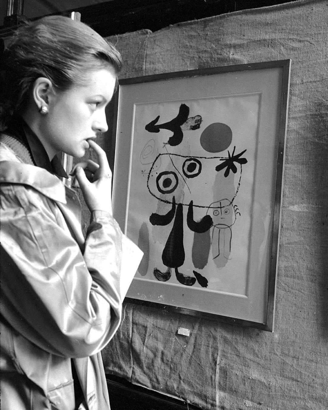 lifeさんのインスタグラム写真 - (lifeInstagram)「A young Parisian woman looking at a painting by LIFE legend Joan Miro on display at the Salon Du Jazz, a festival for jazz fans showing everything related to jazz music, Paris, France, 1952. The great Spanish artist Joan Miro was born 126 years ago on this day, April 20, 1893. (Nat Farbman—The LIFE Picture Collection/Getty Images) #LIFElegend #Paris #Miro」4月20日 22時20分 - life