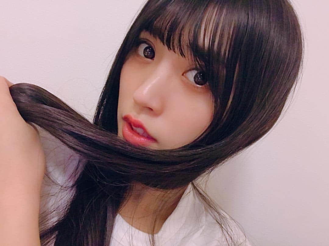 根岸愛のインスタグラム：「そいえばつい最近 美容室(@threeharajuku ) 行ってきたんだよ✂️ こまめにメンテナンス 大事大事🥳 #hair #longhair #cut #美容室 #カット #黒髪 #ロングヘアー #黒髪ロング」
