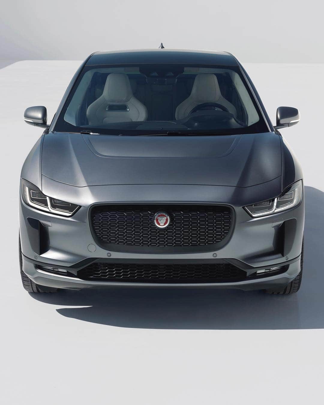 Jaguarさんのインスタグラム写真 - (JaguarInstagram)「Futuristic style meets all-electric sustainability.  #Jaguar #IPACE #Electric #Luxury  #Performance #SUV #NYAutoShow #WorldCar #WCOTY #2019WorldCarAwards #ElectricCars #EV #CarsofInstagram #InstaCar」4月20日 22時35分 - jaguar
