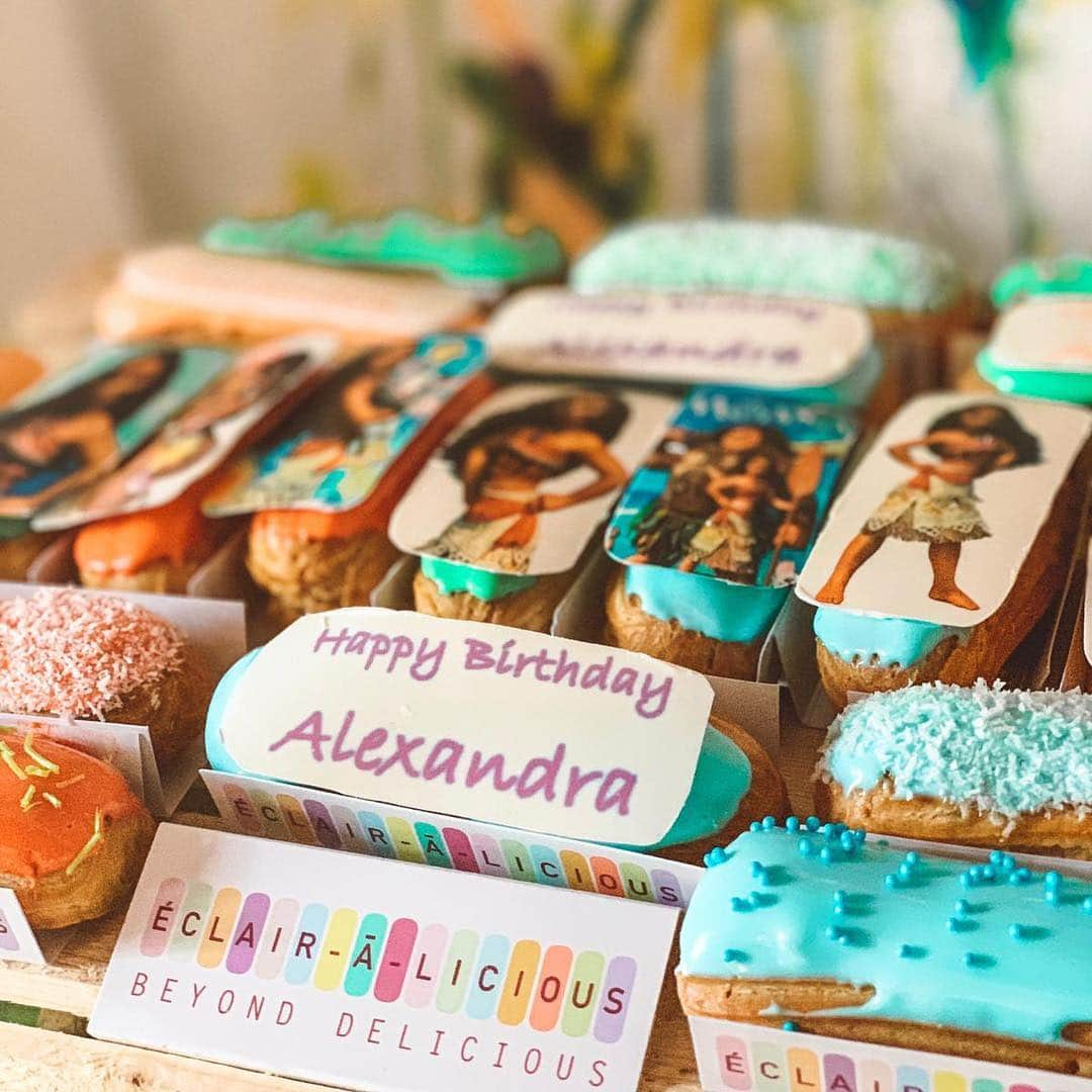 ジェマ・マリンさんのインスタグラム写真 - (ジェマ・マリンInstagram)「Let’s start with the Party!! HAPPY 2nd BIRTHDAY Alexandra!!!!!!!! Moana was one of her favorite character since She was born, and since the moment she saw the cake yesterday She couldn’t stop saying “Moana, Moana”  The funny thing is she gets super exited with cakes.. but after, She doens’t eat them 😂 . Cake @dreaswondercakes 😍 Little pastries @eclair_a_licious . . ¡Vamos a empezar con la fiesta! FELIZ 2do cumpleaños Alexandra !!!!!!!! Moana era uno de sus personajes favoritos desde que nació, y desde el momento en que vio el pastel ayer, no pudo dejar de decir "Moana, Moana". Lo gracioso es que se pone mega emocionada con las tartas ... pero después no se las come 😂 .  #birthdaygirl #birthday #2ndbirthday #moanaparty 📸 @ainarasedano」4月20日 22時27分 - gemma_marin