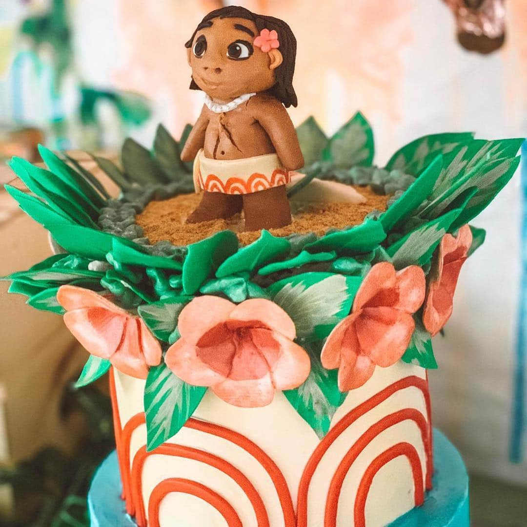 ジェマ・マリンさんのインスタグラム写真 - (ジェマ・マリンInstagram)「Let’s start with the Party!! HAPPY 2nd BIRTHDAY Alexandra!!!!!!!! Moana was one of her favorite character since She was born, and since the moment she saw the cake yesterday She couldn’t stop saying “Moana, Moana”  The funny thing is she gets super exited with cakes.. but after, She doens’t eat them 😂 . Cake @dreaswondercakes 😍 Little pastries @eclair_a_licious . . ¡Vamos a empezar con la fiesta! FELIZ 2do cumpleaños Alexandra !!!!!!!! Moana era uno de sus personajes favoritos desde que nació, y desde el momento en que vio el pastel ayer, no pudo dejar de decir "Moana, Moana". Lo gracioso es que se pone mega emocionada con las tartas ... pero después no se las come 😂 .  #birthdaygirl #birthday #2ndbirthday #moanaparty 📸 @ainarasedano」4月20日 22時27分 - gemma_marin