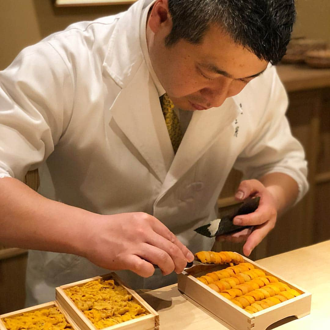 まゆまゆさんのインスタグラム写真 - (まゆまゆInstagram)「. お久しぶりの、やま岸さん🥢 👨‍🍳ウニ2種類あって どっちがいいですか？ 💁‍♀️両方〜💕💕💕 いまは1年待ちだそうです👏 #富小路やま岸 #やま岸 #京都#kyoto #ミシュラン  #京都グルメ#雲丹#雲丹ドック #予約困難 #予約困難店」4月20日 22時29分 - 7mayu2mayu