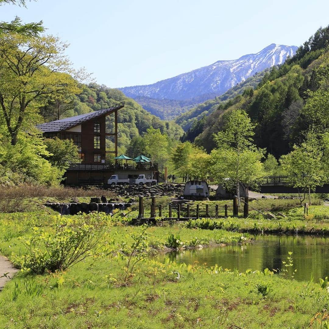 福島県さんのインスタグラム写真 - (福島県Instagram)「来て！　ミニ尾瀬公園  尾瀬の雰囲気をお年寄りやお子様でも気軽に体験できる公園として、水芭蕉やニッコウキスゲ、コマクサなど尾瀬や近隣の山々に咲く草花が植栽されています。今シーズンの営業は4月27日(土)から。尾瀬cafeの他、武田久吉メモリアルホールや尾瀬写真美術館などが併設されています。残雪の燧ヶ岳を見ながら癒しのひとときが楽しめますよ。  #ミニ尾瀬公園 #尾瀬 #桧枝岐村 #hinoemata #福島 #ふくしま #ふくしまからはじめよう #来て #fukushima #futurefromfukushima #japantrip #fukushimatrip #art_of_japan #instagramjapan #japan_of_insta  #insta_fukushima  #special_spot_」4月20日 22時31分 - realize_fukushima