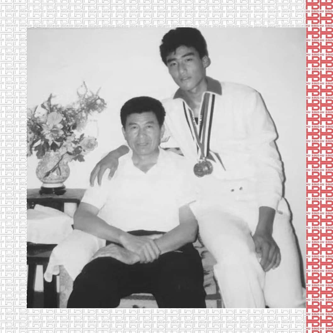 フー・ビンのインスタグラム：「So are you ready to be the “dad” of your family? I think every man has to go through the process. And I learnt it the hard way.  The photo was taken with my dad when I was 15. It was the first time I was rewarded a medal in my athletic life. During these days, whenever there was a problem, I go to my dad. Whenever there needs a decision to be made, we go to our dad. I guess he is the perfect example of a great father.  #hubing #truestory #responsibility #fatherhood #thisislife #후빙#胡兵 #フービン #fashiontrip #fashion #fashionicon #fashionindustry #gentlemen #chinesegentlemen #actor #chineseactor #chinesemodel #asianactor #style #styleman #menswear #mensstyle」