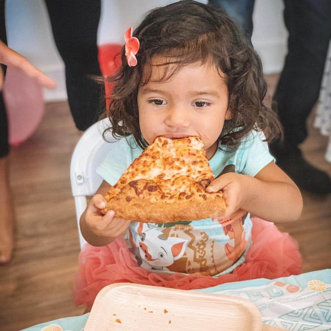 ジェマ・マリンさんのインスタグラム写真 - (ジェマ・マリンInstagram)「Alexandra LOVES pizza, so I couldn’t celebrate her Birthday without it... You can tell how she screams for more 😂 And yes, we love @dominos ones... Who doesn’t?? 😋 . . A Alexandra le ENCANTA la pizza, así que no podría celebrar su cumpleaños sin ella ... Podeis ver cómo grita por más 😂 Y sí, nos encantan los de @dominos ... ¿A quién no? 😋  #pizzaslover #birthday #toddler #pizza #dominos」4月20日 22時36分 - gemma_marin