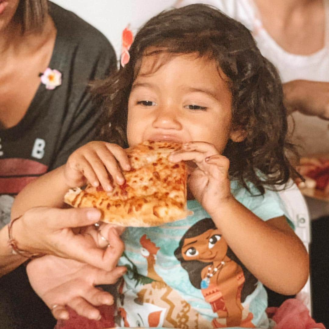 ジェマ・マリンさんのインスタグラム写真 - (ジェマ・マリンInstagram)「Alexandra LOVES pizza, so I couldn’t celebrate her Birthday without it... You can tell how she screams for more 😂 And yes, we love @dominos ones... Who doesn’t?? 😋 . . A Alexandra le ENCANTA la pizza, así que no podría celebrar su cumpleaños sin ella ... Podeis ver cómo grita por más 😂 Y sí, nos encantan los de @dominos ... ¿A quién no? 😋  #pizzaslover #birthday #toddler #pizza #dominos」4月20日 22時36分 - gemma_marin