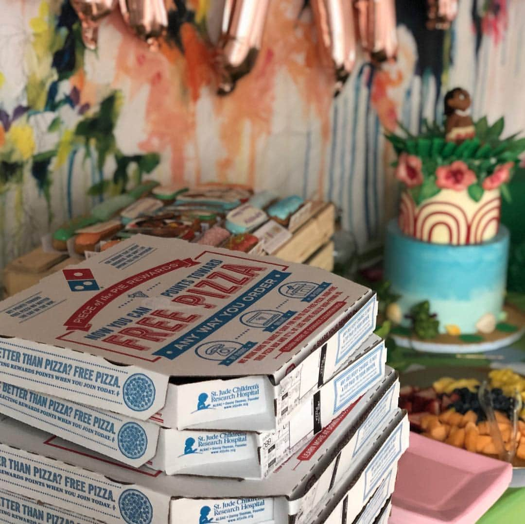 ジェマ・マリンさんのインスタグラム写真 - (ジェマ・マリンInstagram)「Alexandra LOVES pizza, so I couldn’t celebrate her Birthday without it... You can tell how she screams for more 😂 And yes, we love @dominos ones... Who doesn’t?? 😋 . . A Alexandra le ENCANTA la pizza, así que no podría celebrar su cumpleaños sin ella ... Podeis ver cómo grita por más 😂 Y sí, nos encantan los de @dominos ... ¿A quién no? 😋  #pizzaslover #birthday #toddler #pizza #dominos」4月20日 22時36分 - gemma_marin