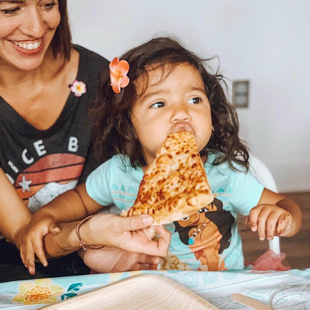 ジェマ・マリンさんのインスタグラム写真 - (ジェマ・マリンInstagram)「Alexandra LOVES pizza, so I couldn’t celebrate her Birthday without it... You can tell how she screams for more 😂 And yes, we love @dominos ones... Who doesn’t?? 😋 . . A Alexandra le ENCANTA la pizza, así que no podría celebrar su cumpleaños sin ella ... Podeis ver cómo grita por más 😂 Y sí, nos encantan los de @dominos ... ¿A quién no? 😋  #pizzaslover #birthday #toddler #pizza #dominos」4月20日 22時36分 - gemma_marin