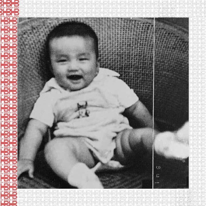 フー・ビンのインスタグラム：「Believe it or not, I was a completely introvert during my childhood. Never liked talking to people, always kept smiling so as to cover myself up from awkwardness. But I had a very deep relationship with my brother, he always shared apple with me. I was also a bit naughty at the same time. I could accidentally burn the penthouse of my kindergarten and take away my mom’s money on the table and buy snacks for all my little friends. And I always apologise, yet never actually change my attitude. Nevertheless, I was still a good boy.  Interesting story about my birth: I was born on 14th February with weight of 4.9 kg, proper big boy I was and it was difficult for my mom to labour. The doctor asked my mom whether to keep the child otherwise she would have been in great danger. My mom said that she would not give up on this kid. Afer all I was completely born in the twilight of 15th of February. Without the courage and love, there wouldn’t be Hu Bing in this world.  The story goes even more dramatic: There was another maternal who has given birth to several girls but no boys. This was a serious issue during that time of the years when having a boy child is considered “better” than having a girl. The nurse who was taking care of the maternal accidentally recognised the little Hu Bing as her new born and quickly called the husband to congratulate, but in fact she gave birth to another girl. So the nurse asked my mom sincerely whether it’s possible to switch between the two kids. Mom was hesitating and asked my dad if he can make the decision.  Dad instantly recognized me in the labour room and he held me in his arms. Maybe it’s destined, I wetted my dad’s jacket and from then he wouldn’t let me go. Yet another close call for me!  Until the day I heard and fully comprehended the story, I decided that 14th of February will be my actual birthday in order to commemorate the hardship and choices my parents had to go through.  #hubing #truestory #responsibility #fatherhood #thisislife #후빙#胡兵 #フービン #fashiontrip #fashion #fashionicon #fashionindustry #gentlemen #chinesegentlemen #actor #chineseactor #chinesemodel #asianactor #style #styleman #menswear #mensstyle」