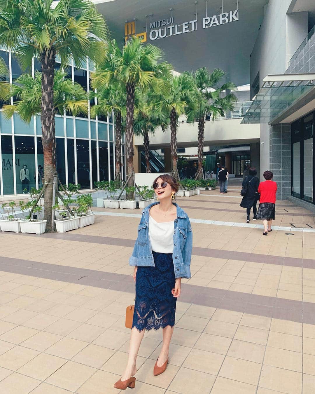郭圈圈さんのインスタグラム写真 - (郭圈圈Instagram)「除了第一張其他都不正經🙄 一邊翻著白眼一邊想念跟我玩的男友🥺 今天掐指一算他今年在台灣目前才待了17天我也是傻眼了😱其他天都在出差～幸好我也可以跟著出差做生意不然都不用見了～（言下之意：沒有我，你就交不到女友了哈哈哈哈） - 話說 那天去林口三井outlet吃午餐 覺得裡面超臭都是抹布味 食物不太好吃 cp值也很低 好失望🤭 -  全身穿搭都是 @marumaru_lea_official - 蝦皮賣場：helloiamlea 蕾絲裙真的超推 而且可以穿到XL☺️ . . . . . . #20190404#ootd#style#outfit#bloggerstyle#ootdshare#ootdfashion#林口#林口三井outlet #ootdguide#ootdtaiwan#stylegram#ootdmagazine#カフェ#林口三井#happyfood#desserts#cakes#sweets#lea_taiwan#leaintaipei#cafelayered#lea_outfit#mitsuioutletpark #阿恩愛阿棱」4月20日 22時41分 - helloiamlea