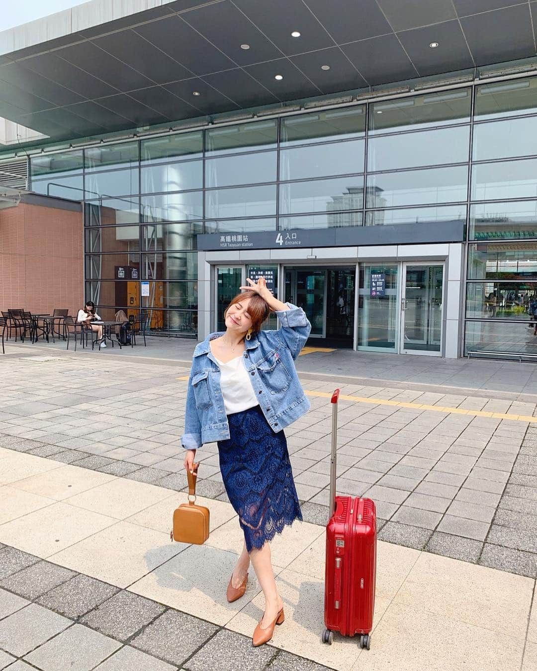 郭圈圈さんのインスタグラム写真 - (郭圈圈Instagram)「除了第一張其他都不正經🙄 一邊翻著白眼一邊想念跟我玩的男友🥺 今天掐指一算他今年在台灣目前才待了17天我也是傻眼了😱其他天都在出差～幸好我也可以跟著出差做生意不然都不用見了～（言下之意：沒有我，你就交不到女友了哈哈哈哈） - 話說 那天去林口三井outlet吃午餐 覺得裡面超臭都是抹布味 食物不太好吃 cp值也很低 好失望🤭 -  全身穿搭都是 @marumaru_lea_official - 蝦皮賣場：helloiamlea 蕾絲裙真的超推 而且可以穿到XL☺️ . . . . . . #20190404#ootd#style#outfit#bloggerstyle#ootdshare#ootdfashion#林口#林口三井outlet #ootdguide#ootdtaiwan#stylegram#ootdmagazine#カフェ#林口三井#happyfood#desserts#cakes#sweets#lea_taiwan#leaintaipei#cafelayered#lea_outfit#mitsuioutletpark #阿恩愛阿棱」4月20日 22時41分 - helloiamlea