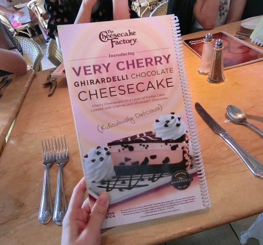 神谷由香さんのインスタグラム写真 - (神谷由香Instagram)「ちーずけーきふぁくとりー🧀 幸せそうな顔してる(笑)  #cheesecakefactory #honolulu #cheesecake」4月20日 22時52分 - kamiya_yuka_