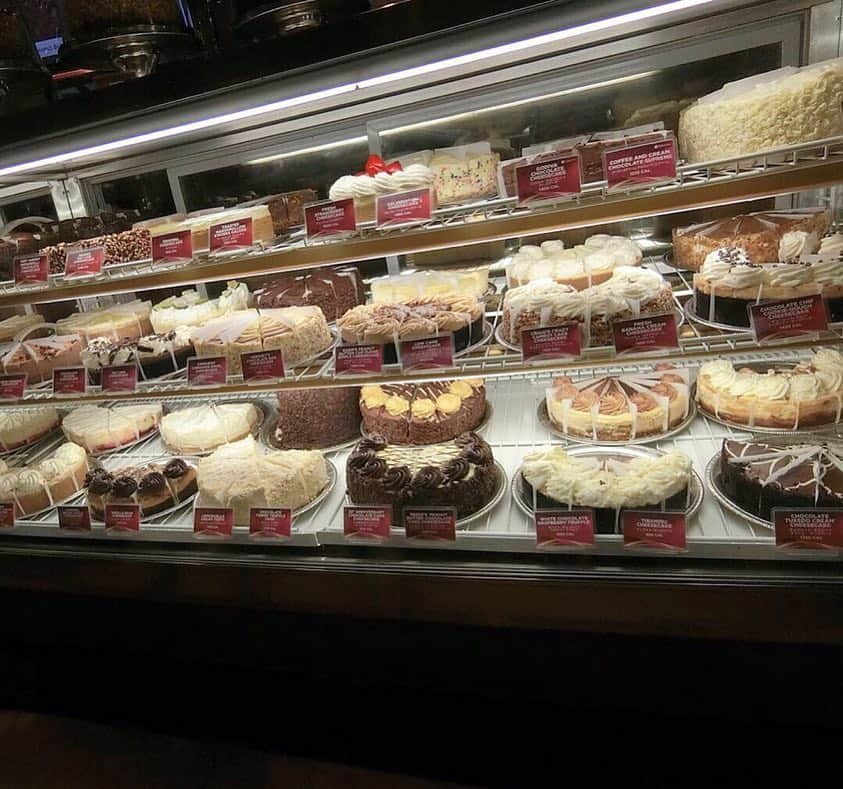 神谷由香さんのインスタグラム写真 - (神谷由香Instagram)「ちーずけーきふぁくとりー🧀 幸せそうな顔してる(笑)  #cheesecakefactory #honolulu #cheesecake」4月20日 22時52分 - kamiya_yuka_