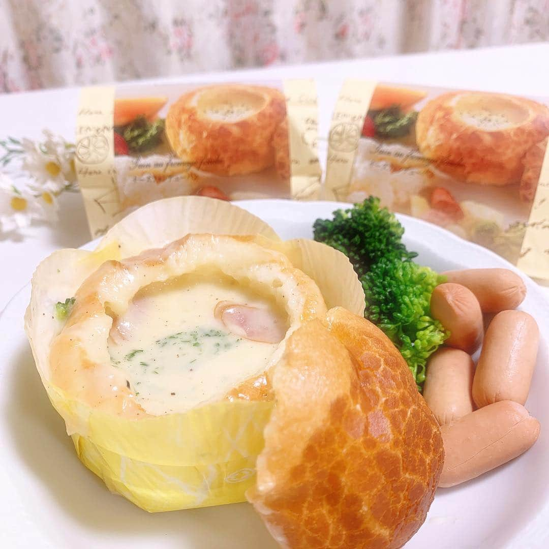 さわいえりさんのインスタグラム写真 - (さわいえりInstagram)「小腹が空いたからおやつに食べたよッ♪ アンバサダーをしている、ロバ菓子司のお菓子✨ ・ ✩チーズフォンデューパン✩  これ大大大好き❣️ 数種類のチーズをブレンドした、とろとろで濃厚なチーズフォンデューがたまらなく美味しいパンです💕  外はカリカリ、中はふんわりしたフランスパンがチーズと相性ぴったりなの！ 私は、さらにブロッコリーやソーセージをつけて食べてます💫お腹いっぱい😋  最高に美味しかった💗 ごちそうさまでした✨ ・ @robakashitsukasa ・ ・ ・ ・ ・ ・ ・ #チーズフォンデューパン#ロテルド北倶楽部#ザさんくろうど#ロバ菓子司#北海道#旭川#旭川市#菓子#お菓子#いいね#いいね返し#グルメ#お取り寄せ#通販#フード#インスタ映え#インスタフード#プレゼント#お土産#食レポ#ご当地グルメ#スイーツ#さわえりグルメ#sweets」4月20日 22時48分 - beauty_eri7