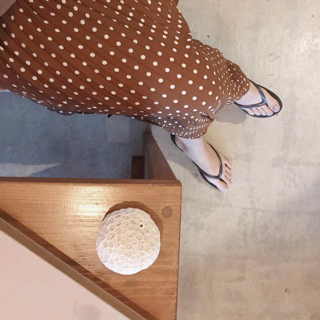 丸山クルミさんのインスタグラム写真 - (丸山クルミInstagram)「. このドットプリーツスカートお気に入り☕️🧡🥰 . #zara#havaianas#skirt#spring#outfit#ootd」4月20日 22時54分 - hiuianela