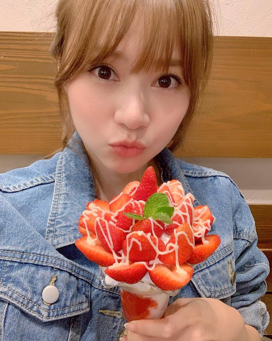 松本未夢さんのインスタグラム写真 - (松本未夢Instagram)「พอมิมุพาไปร้านนี้🥰🍓อิอิ . . 今回の富山帰省、ジジ(お父さん😂)の休みと全然合わなくて時間なかったんだけど、私がこの苺パフェをインスタで見つけてお家で騒いでいたら←😂 次の日仕事終わりに急いで連れてってくれた🥰❤️姪っ子と3人でいってきたよー😘🍓 . . . #มิมุ #ไม่ใช่มุมิ #คนญี่ปุ่น #เที่ยว #กาแฟ #ขนม #japanesegirl #japanese #japan  #cafe #sweets #parfait #sightseeing #Mimu #cchannel_th #creativehappylife  #海外生活 #バンコク在住 #一時帰国 #日本 #富山 #富山市 #富山出身 #カフェ #パフェ #いちごパフェ」4月20日 22時55分 - miiimuuu_chan