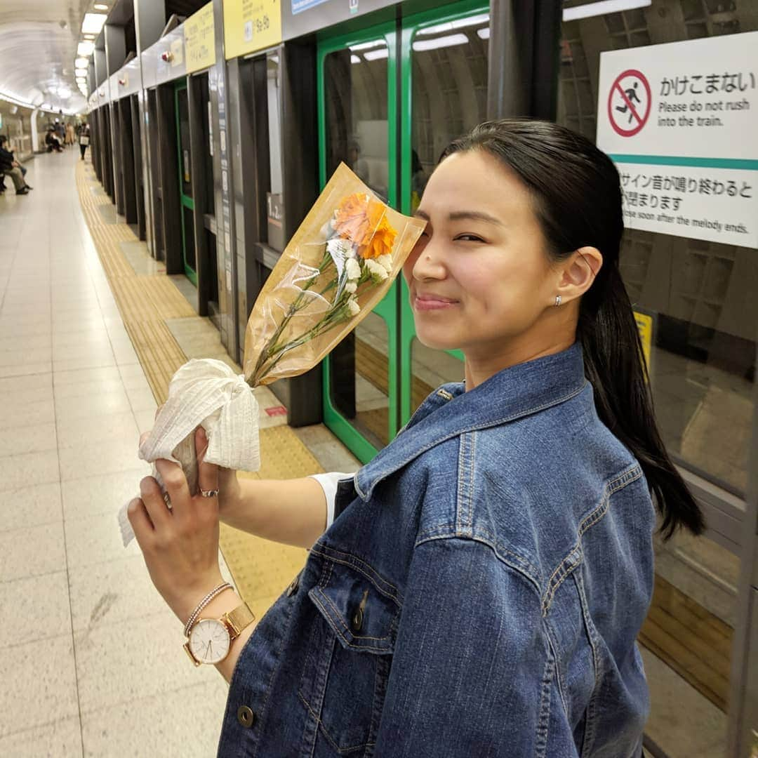 平岡亜紀さんのインスタグラム写真 - (平岡亜紀Instagram)「Happy Birthday アンジュ🎂 ♥️✨本日は石山アンジュの誕生日会へ。 15歳で出会ってから15年、ずっと尊敬しているよ。心の底からおめでとう。  ソウダルアさんのアートのような食事、それからおしゃれなカクテルに、アンジュ親子のライブ、最後はフラワーサイクリスト河島春佳さんの装飾の一部をお土産に頂き、本当に華やかなで豪華なイベントでした。楽しかった。ありがとう。  これからもずっと応援しています🌹 #happybirthday　#石山アンジュ #永田町grid #シェアライフ #ソウダルア #河島春佳」4月20日 22時55分 - akihiraoka1211