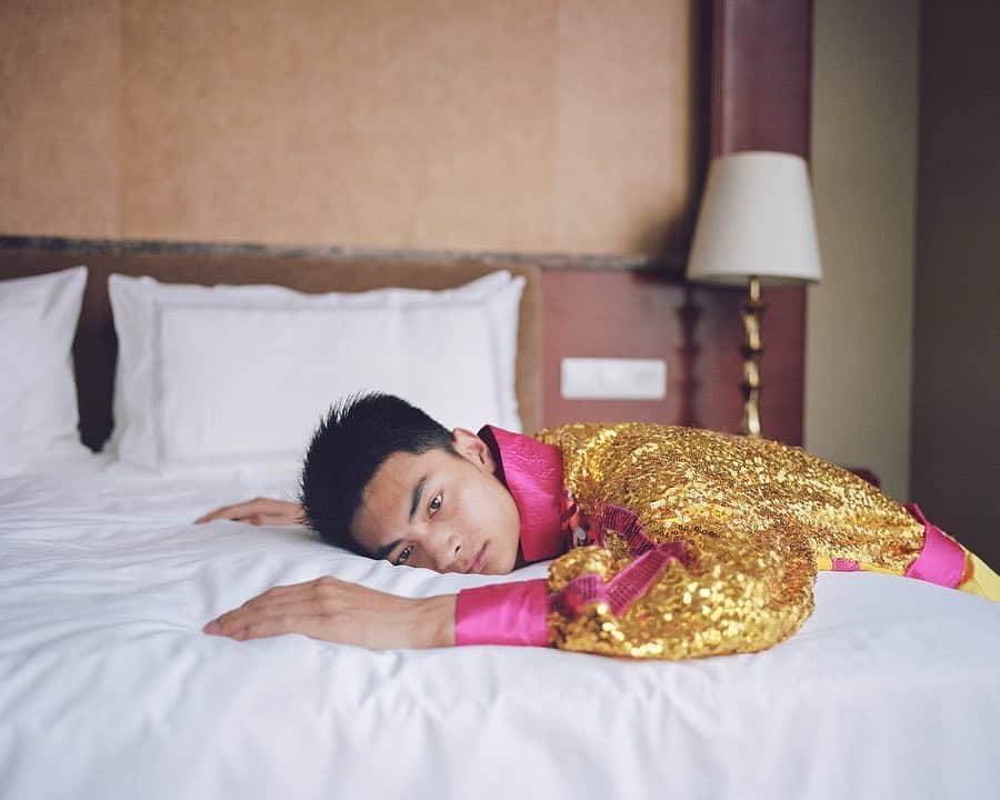 Vogue Italiaさんのインスタグラム写真 - (Vogue ItaliaInstagram)「@phmuseum 2019 Photography Grant: the 2nd prize was claimed by @shiyangkun’s ‘Retrotopia’, a documentary-based project that delves into the remnants of China’s past and examines the ambiguous symbols of its oftentimes contradictory present. See all the results at phmuseum.com/grant. Swipe to take a look at the series.」4月20日 22時56分 - vogueitalia