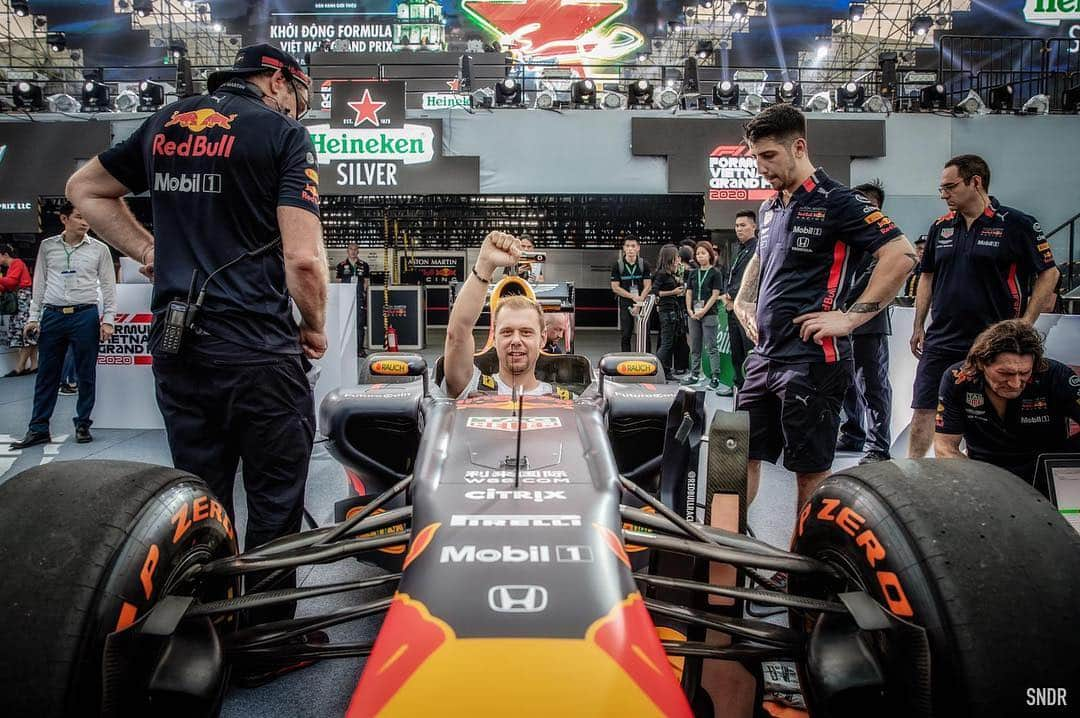 Armin Van Buurenさんのインスタグラム写真 - (Armin Van BuurenInstagram)「It’s ok @maxverstappen1, I got this one 🤪🏎 Thanks to @heineken Silver and @f1」4月20日 22時59分 - arminvanbuuren