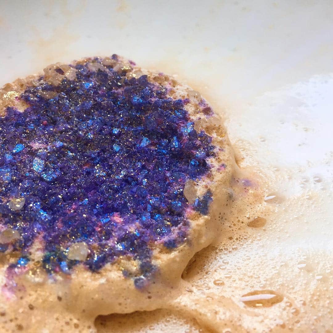 LUSH Cosmeticsさんのインスタグラム写真 - (LUSH CosmeticsInstagram)「Geode Bath Bomb: Looks like a crystal, fizzes like a bath bomb. It's just as pretty before it goes in the tub as it is in the water and smells of lavender and bergamot. Rock on. ✨💜/ 📸: @chika_minase #WeTheBathers」4月20日 22時59分 - lushcosmetics