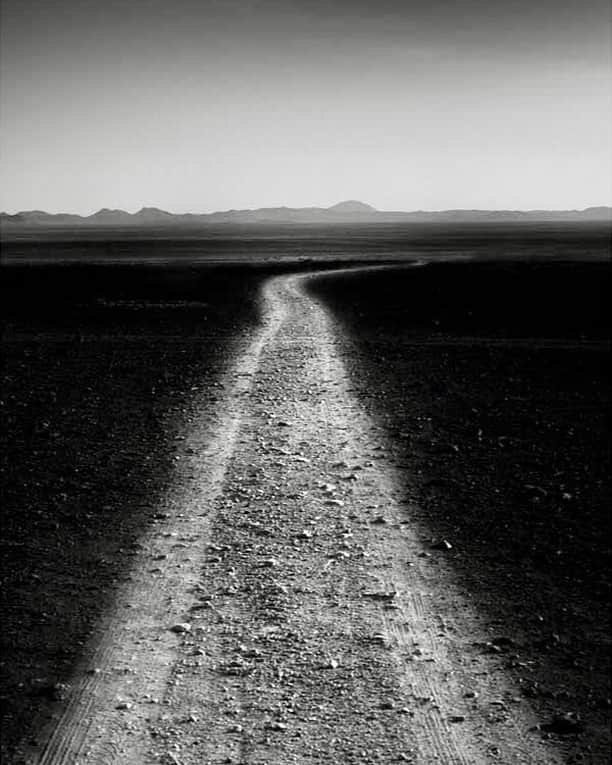 ライカさんのインスタグラム写真 - (ライカInstagram)「Heading out of Erfoud and into the Sahara, Adam Suschitzky (@adam_suschitzky) captured this beautiful shot with the Leica M Monochrom (Typ 246). Where will you be shooting this weekend?  #LeicaCamera #Leica #🔴📷 #Leicagram #LeicaM #TheLeicaLook #Leica_World #LeicaWorld #Leica_Club #LeicaSociety #Leicaphoto #ShootLeicaPro #streetphoto #lifeisstreet #bnw_legit #bnw_world #LeicaMonochrom #Sahara」4月20日 23時00分 - leica_camera