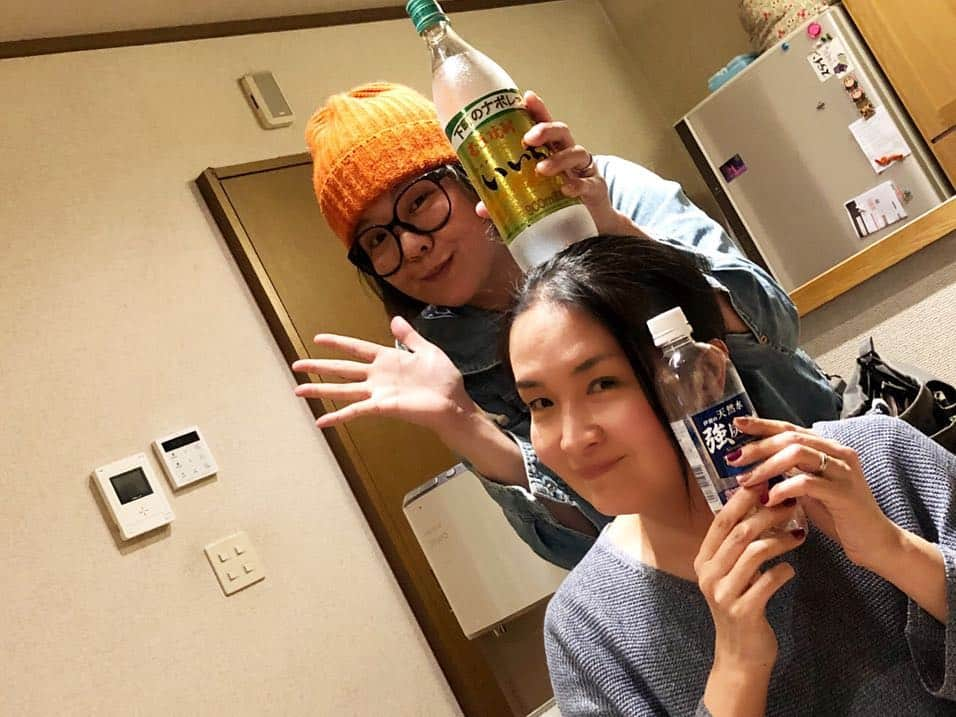 Tammyさんのインスタグラム写真 - (TammyInstagram)「今夜は真美子さん家で、いーっぱい話して、いーっぱい飲んで、 お泊りだぁー♬  ホンマにね、いっぱい想いをキャッチボール、嬉しい😊  ルカとプディコとイジーを含め、女5人♡笑  楽しい夜だなぁ♡  ウヒヒ。  #Tammy #Tammyyanen #photo #シンガーソングライター #唄 #ギター #singer #songwriter #guitar #artist  #solo #music #song #blues #rock #ロック #恩学 #音楽 #想い #art #live #love #life #friend #joy #楽しい #お泊まり #happy #cat」4月20日 23時03分 - tammyyanen