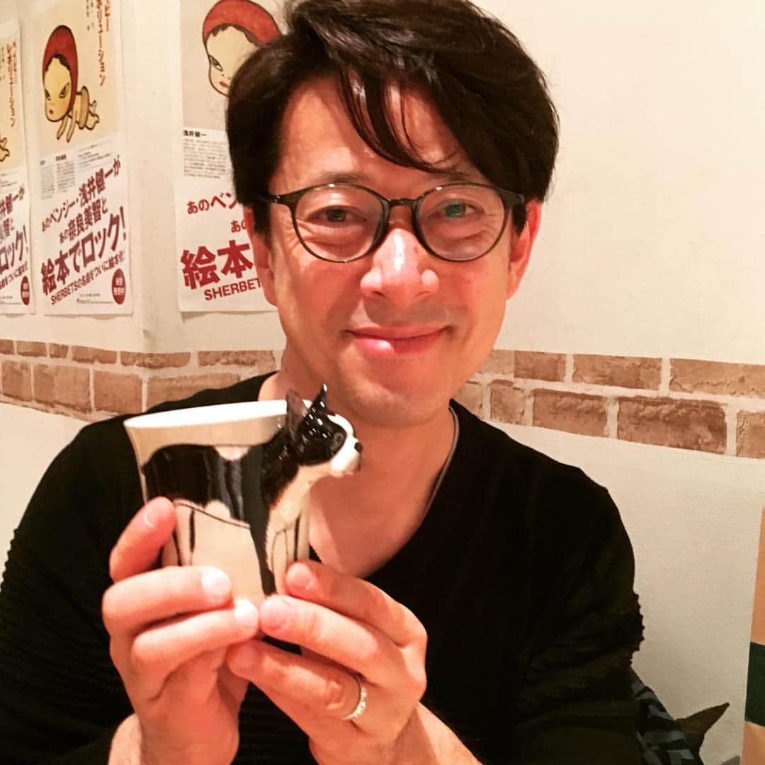 西川忠志さんのインスタグラム写真 - (西川忠志Instagram)「51歳。  本日4月20日、51歳になりました。 総てに感謝。  弟・弘志の娘が、この春から東京にて大学生！ なので姪っ子と２人で待ち合わせして夕飯食べました！  持ってる犬の顔の取手が付いたマグカップを プレゼントしてくれました！ 叔父ちゃん嬉しいよ！ありがとう！  吉本では、月亭八光さん、ロザン・宇治原さん、 吉本新喜劇・松浦景子ちゃんも同じ4月20日が誕生日！  #西川忠志 #51歳 #誕生日 #総てに感謝 #感謝 #姪っ子 #マグカップ #ありがとうございます #吉本新喜劇  #クレヨンハウス #表参道 #オーガニック #ビッフェ  #4月20日 #月亭八光 #ロザン #宇治原史規 #松浦景子 #よしもと新喜劇 #大学生 #春 #東京 #弟 #西川弘志 #夕飯  #叔父ちゃん #嬉しい #プレゼント #吉本」4月20日 23時04分 - nishikawa_tada
