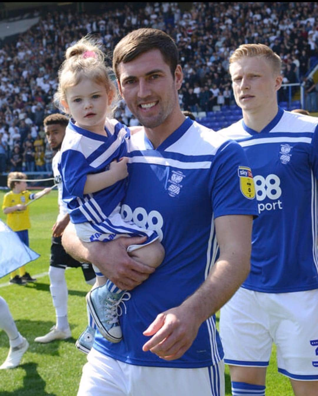 ゲイリー・ガードナーさんのインスタグラム写真 - (ゲイリー・ガードナーInstagram)「Proud Dad yesterday!! 😊🔵⚪️ Another point to where we need to be let’s go Monday! ⚽️😀 #KRO @bcfc」4月20日 23時11分 - 22gards