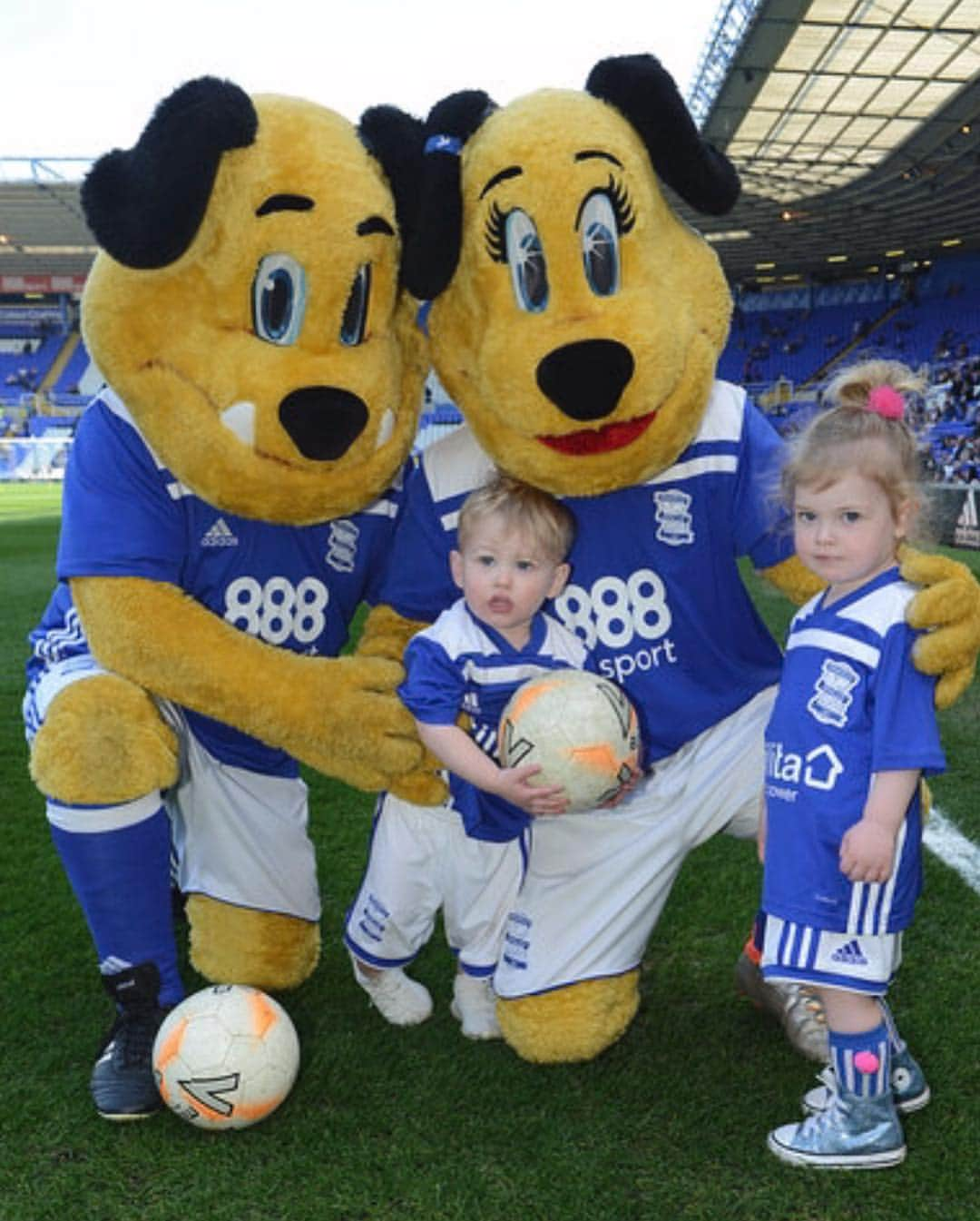 ゲイリー・ガードナーさんのインスタグラム写真 - (ゲイリー・ガードナーInstagram)「Proud Dad yesterday!! 😊🔵⚪️ Another point to where we need to be let’s go Monday! ⚽️😀 #KRO @bcfc」4月20日 23時11分 - 22gards